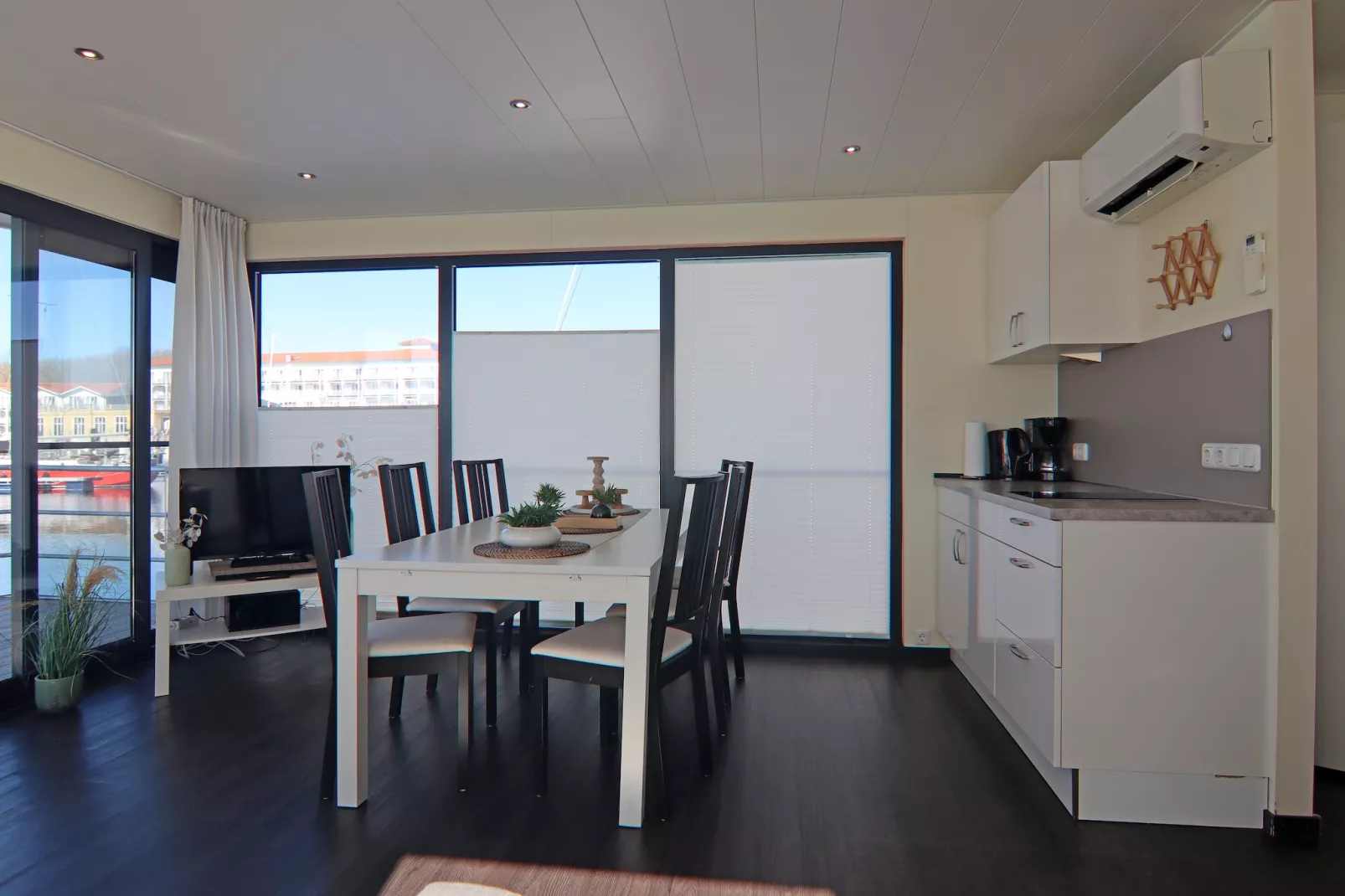 Hausboot Family & Friends LP 3 / 1-2 Personen-Dining room