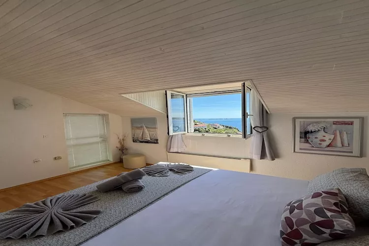 Indy's Beach Apartments -Two Bedroom Apartment with Balcony and Sea View-Indoor