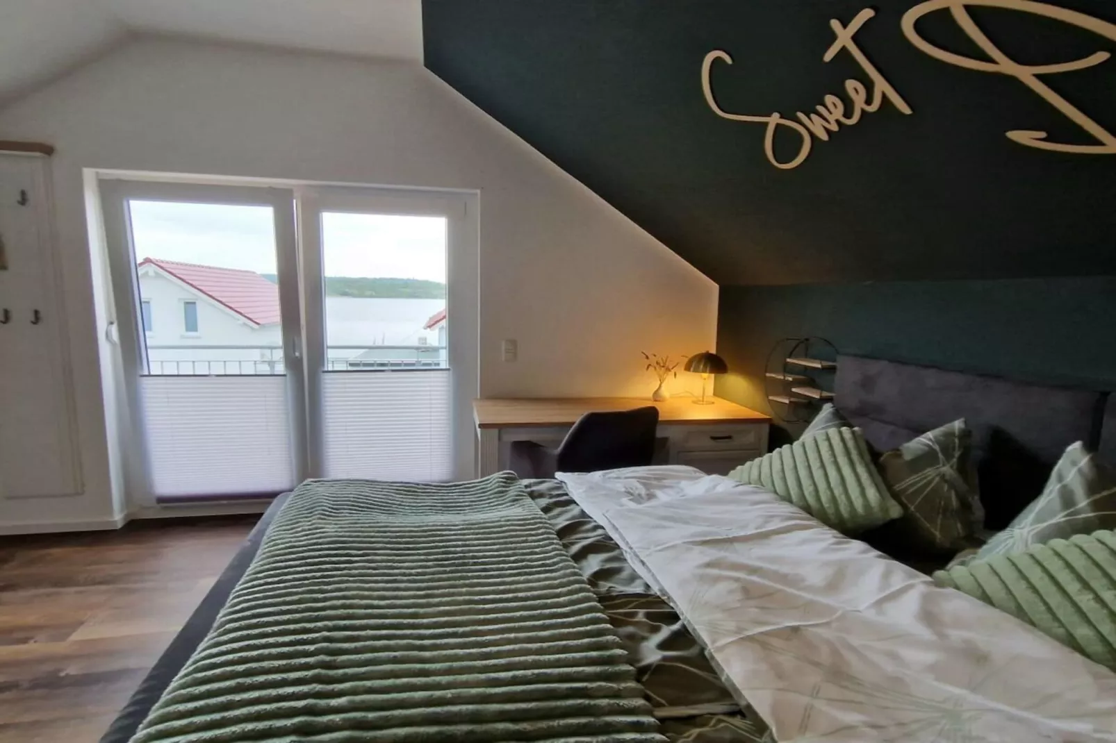 518595-Bedroom