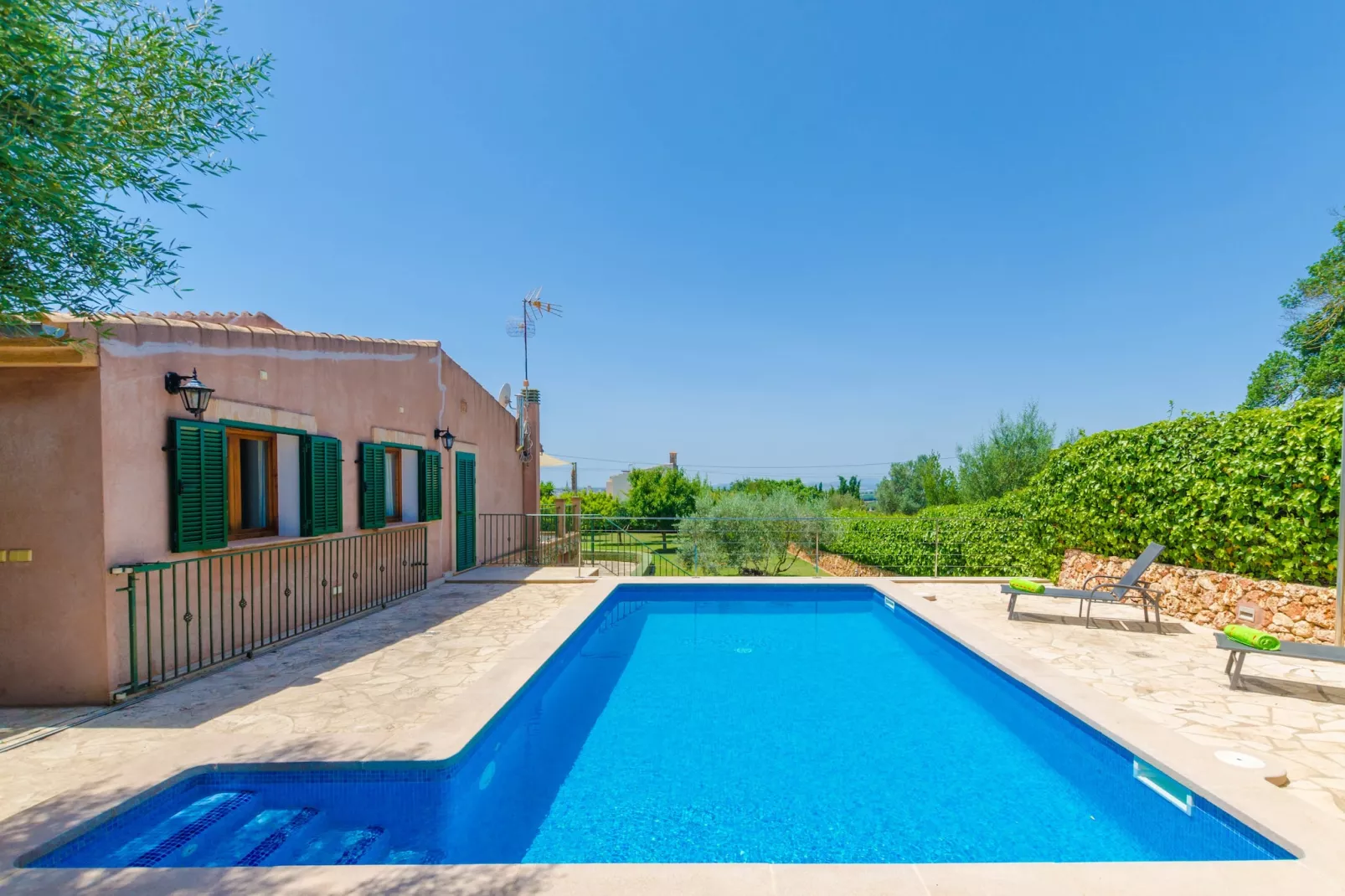 Son Frau-Exterior summer