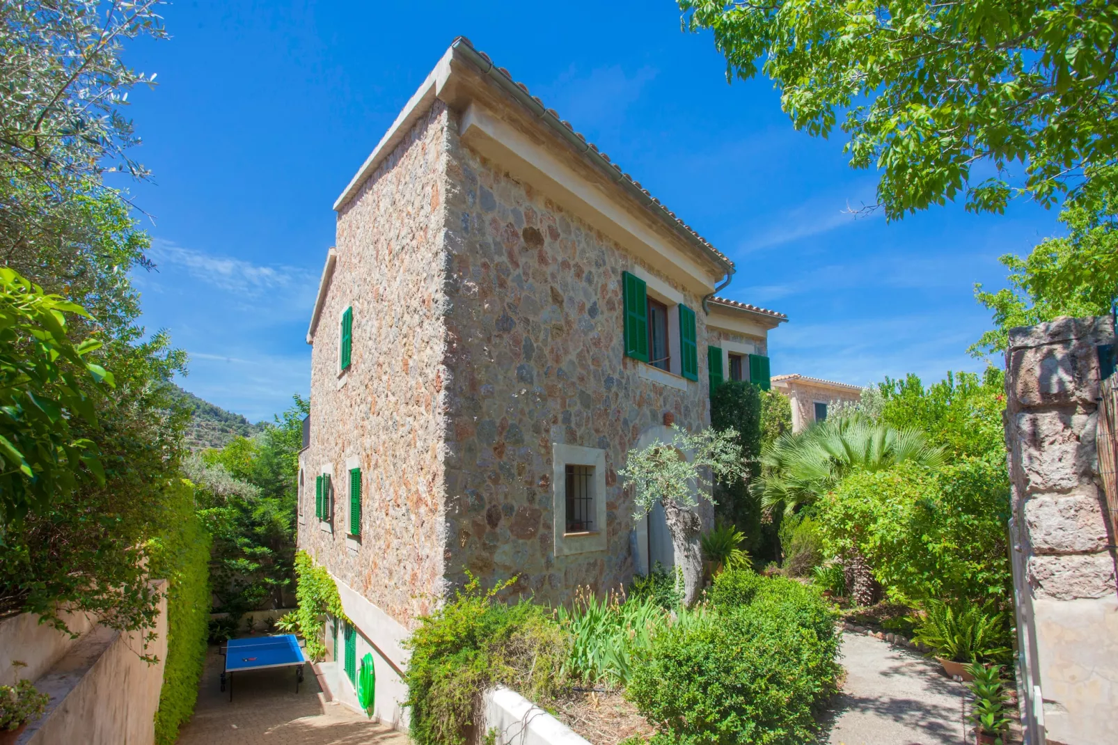 Eremus-Exterior summer