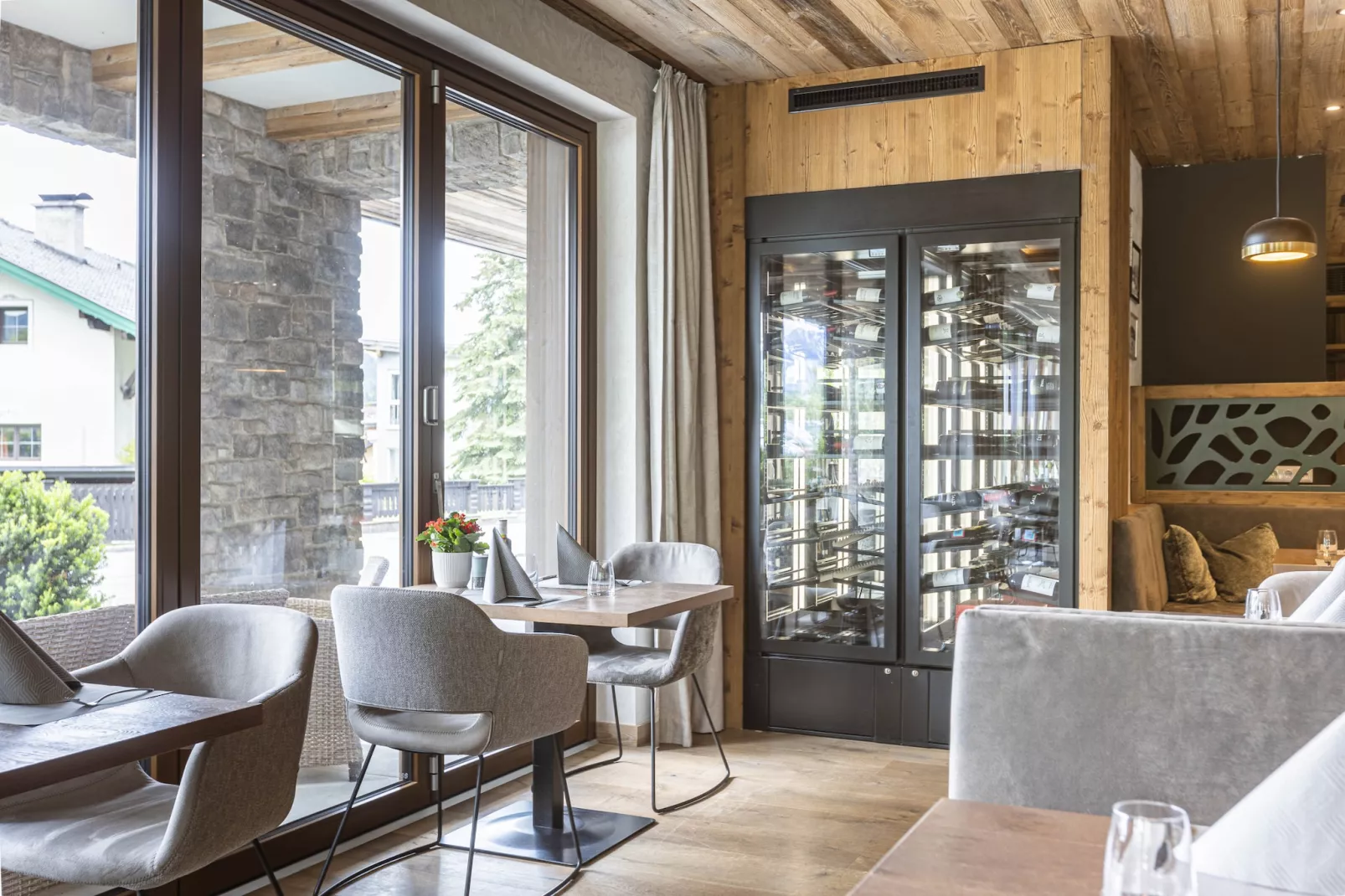 Bergresort Zugspitze Ehrwald 01-Dining room