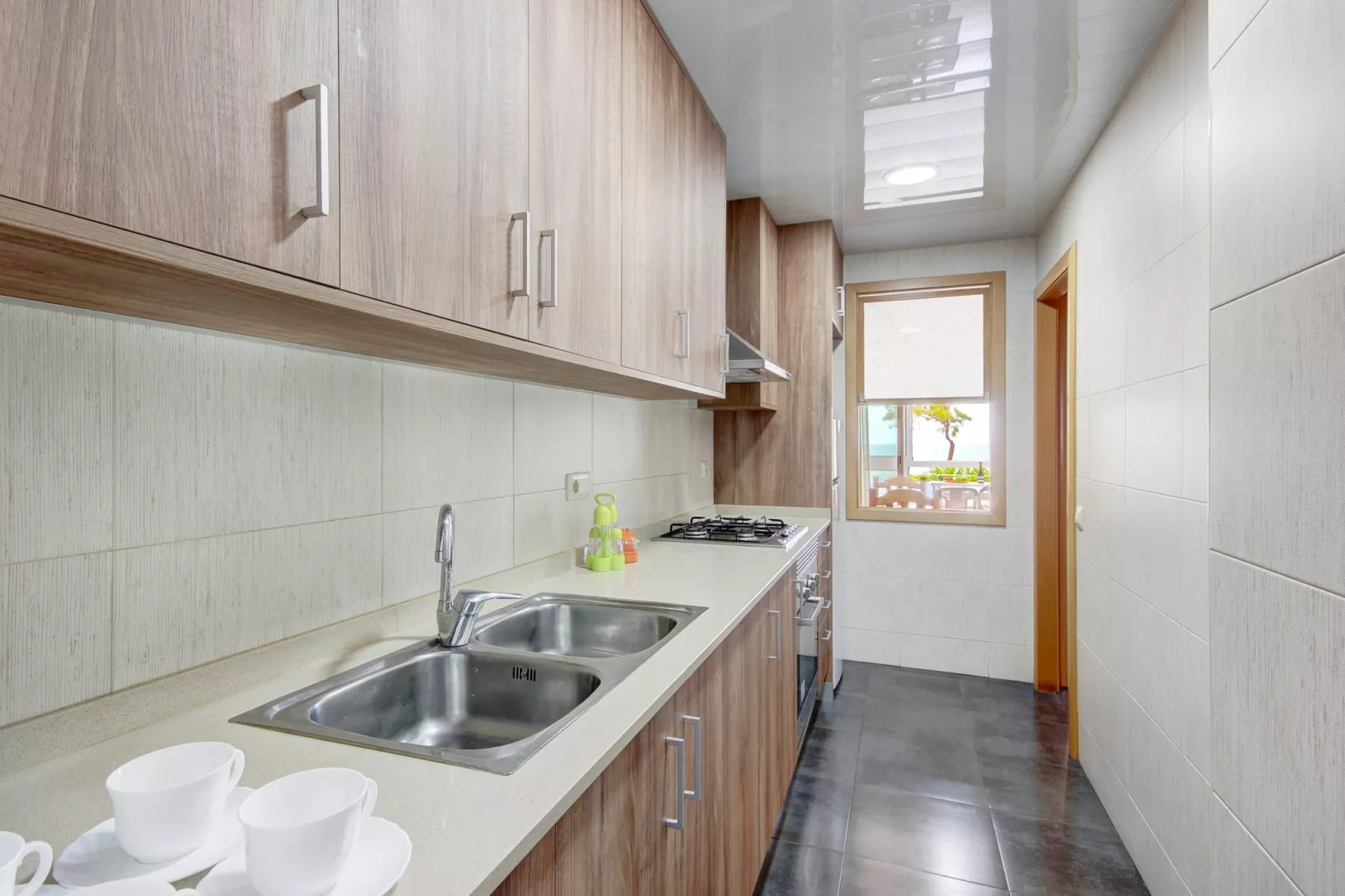 RESIDENCE DE LA PLAGE BJS 3 Roses-Kitchen