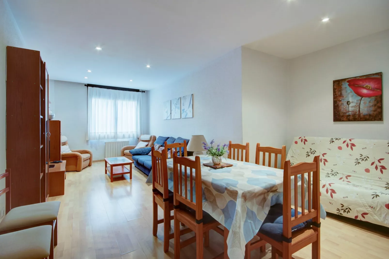 P.C. LLEVANT 3 1 Roses-Living room