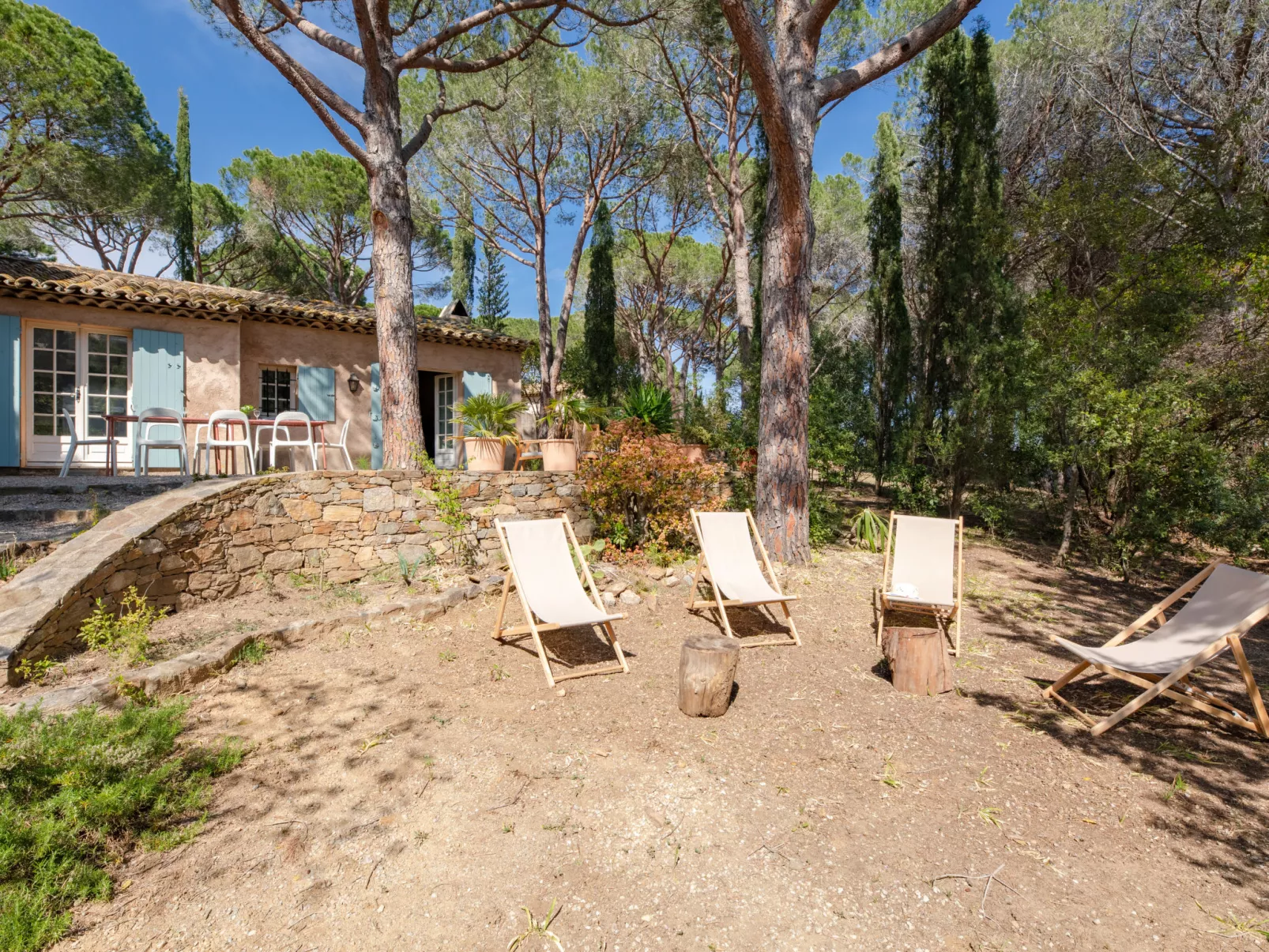 Les Agasses-Outside
