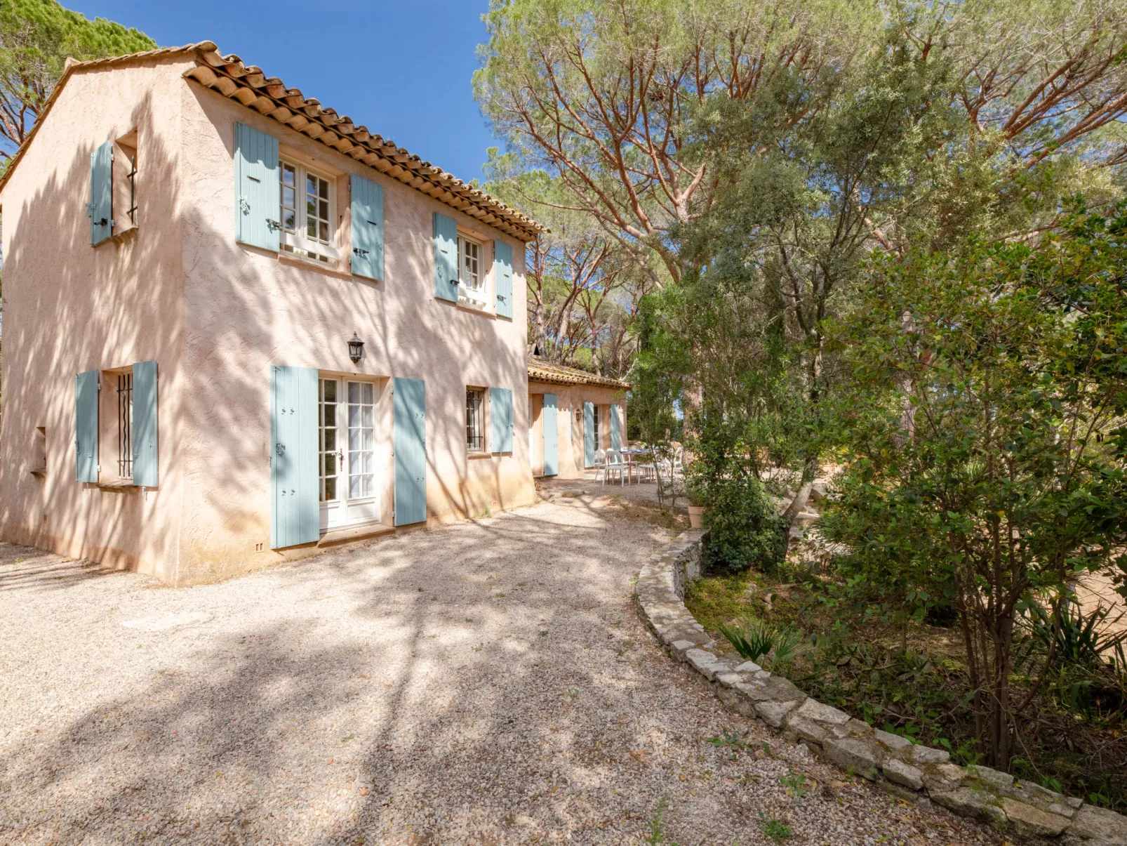 Les Agasses-Outside