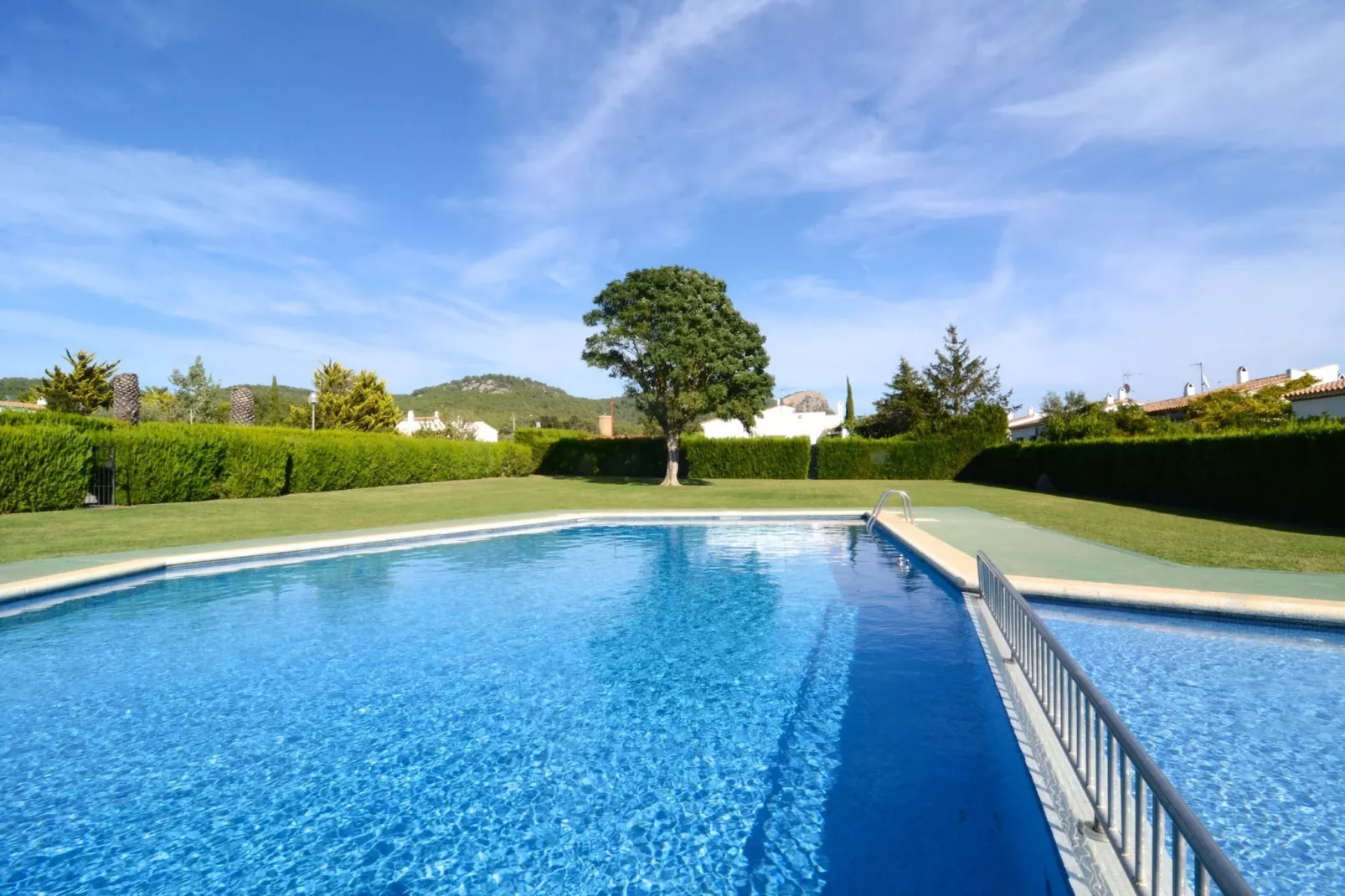 LES ACACIES 10-Pool
