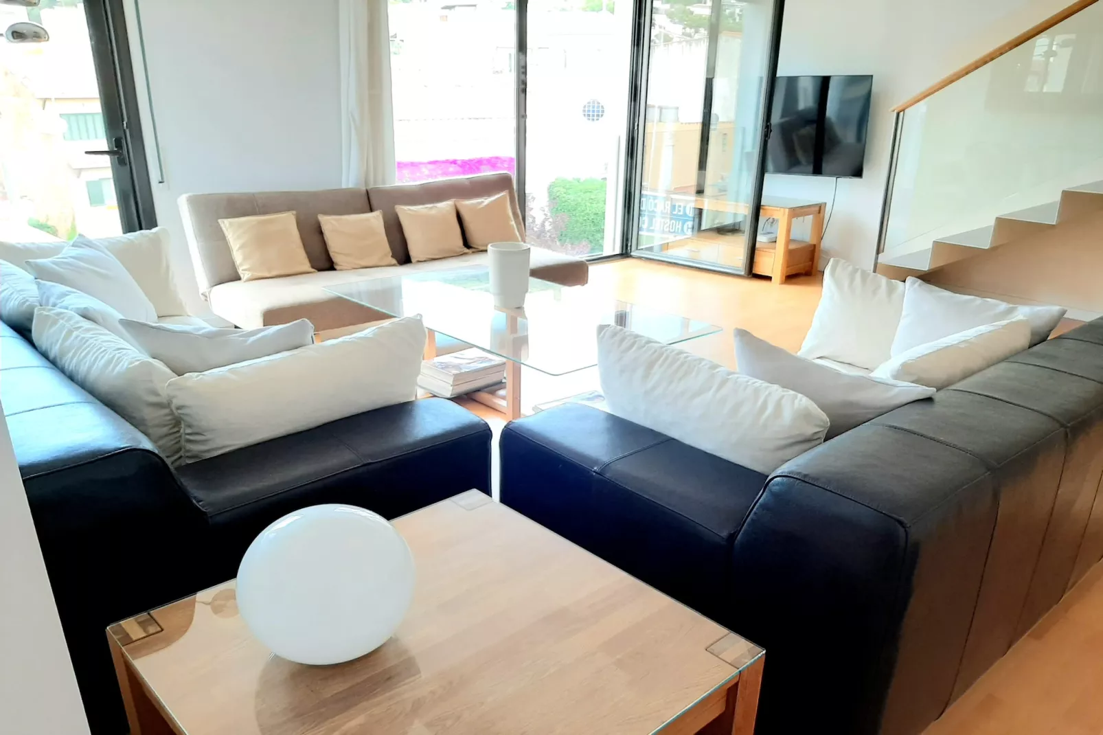 ESGLESIA 7-Living room