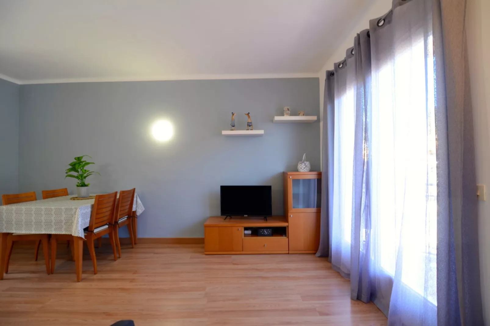 ELS PINS 3-F-Dining room
