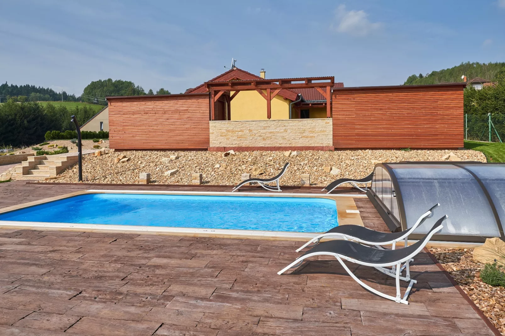 Cerna KCG350-Schwimmbad