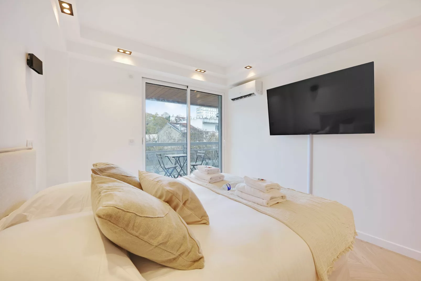 AB-14-MERLIN-Bedroom