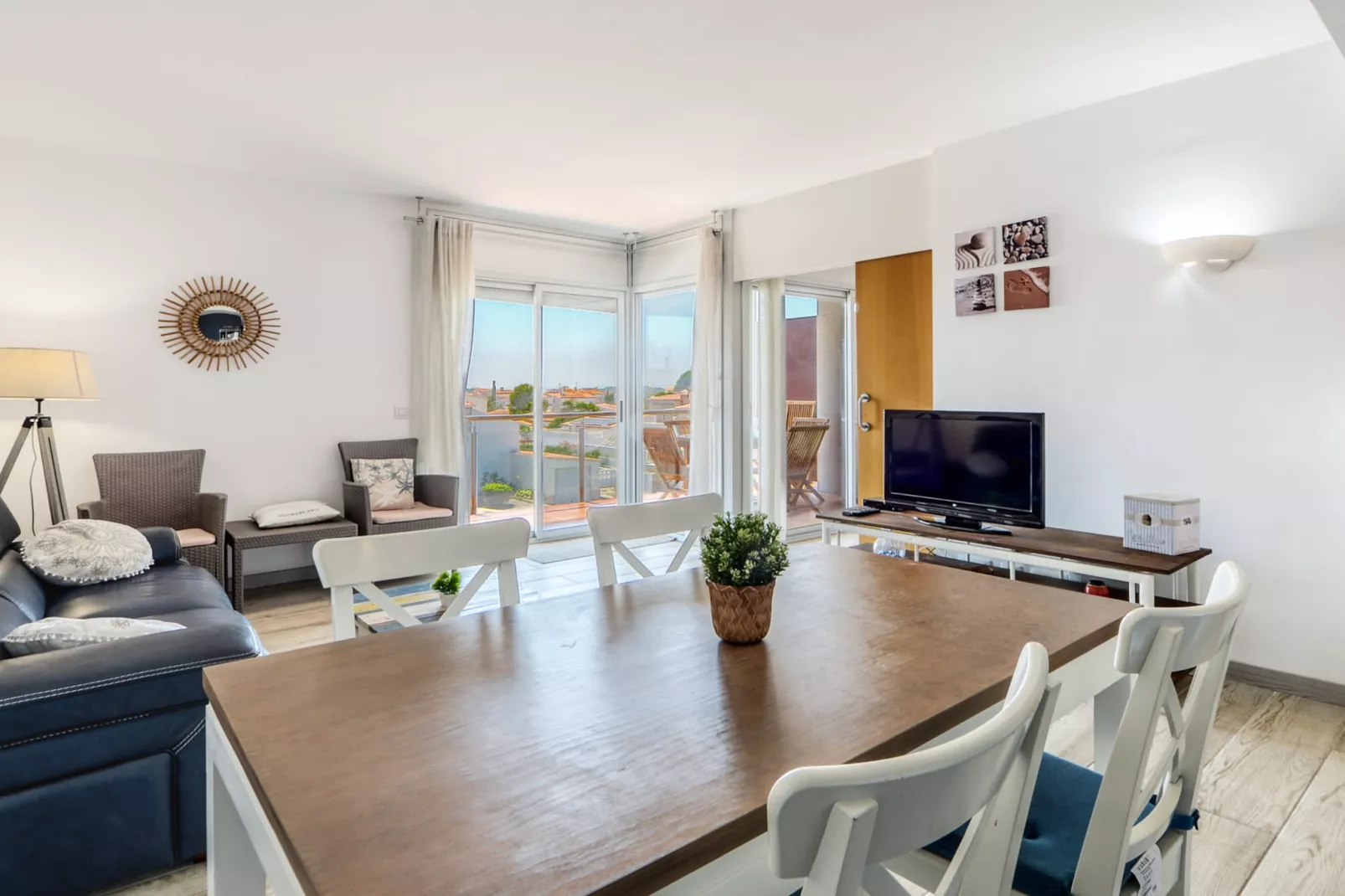 MARINES GARBI  2 8 Roses-Living room