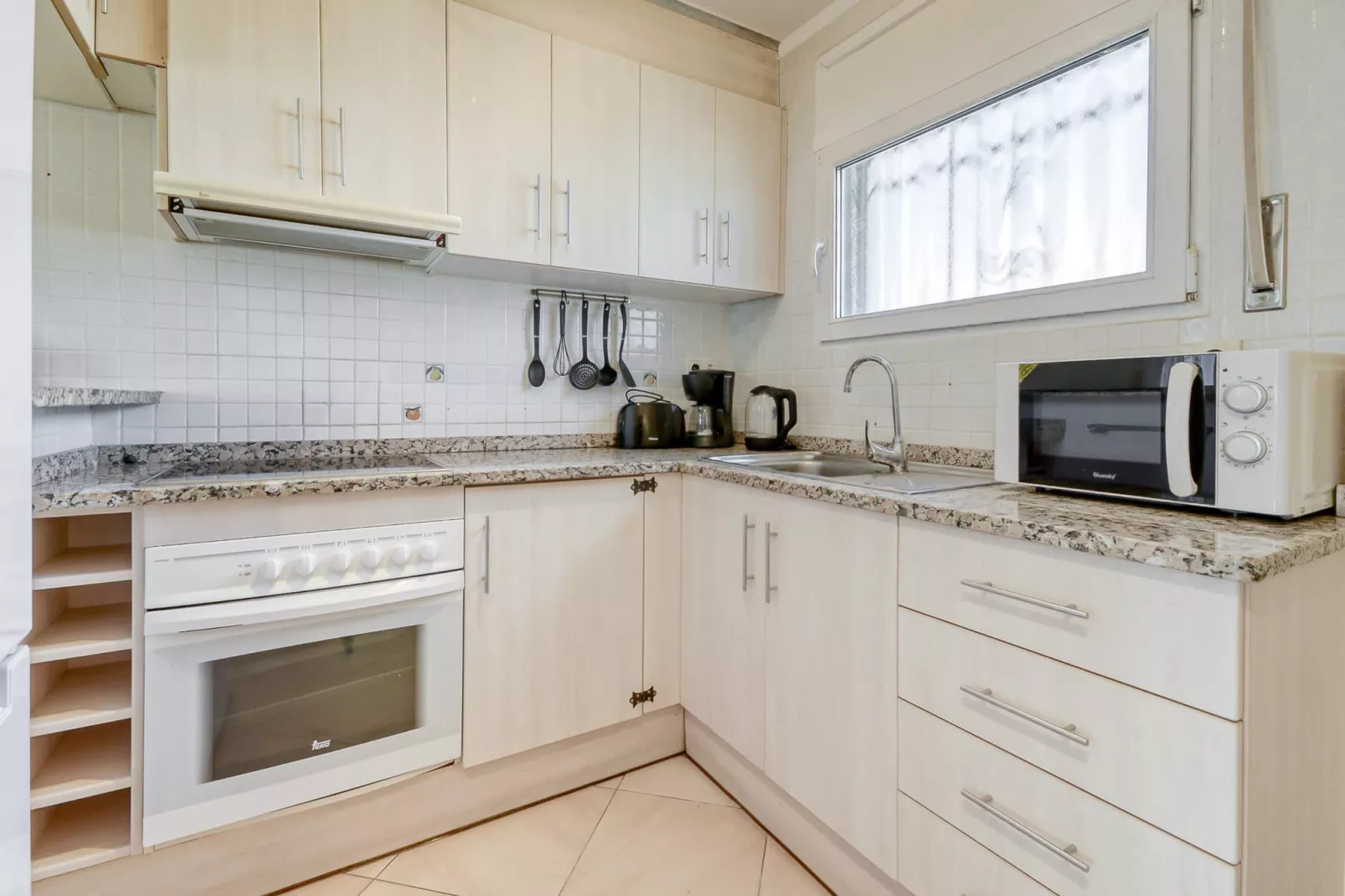 PORT PETIT 10 + Amarre de 3X7 - Immo B-Kitchen