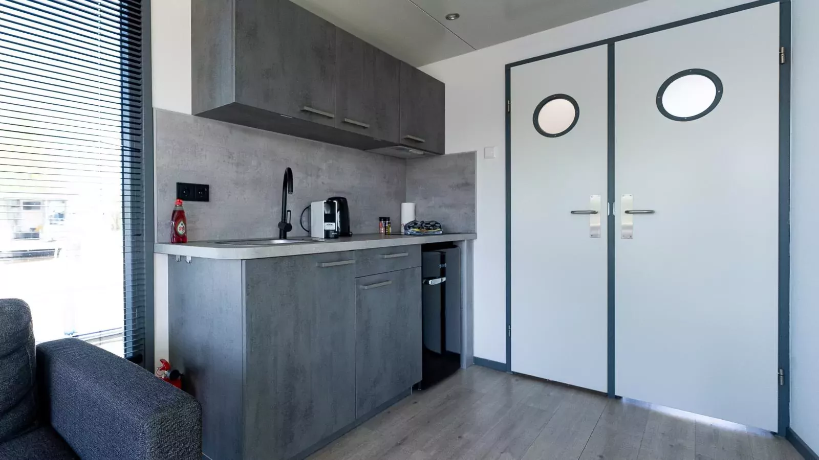 Floating in Heeg-Kitchen