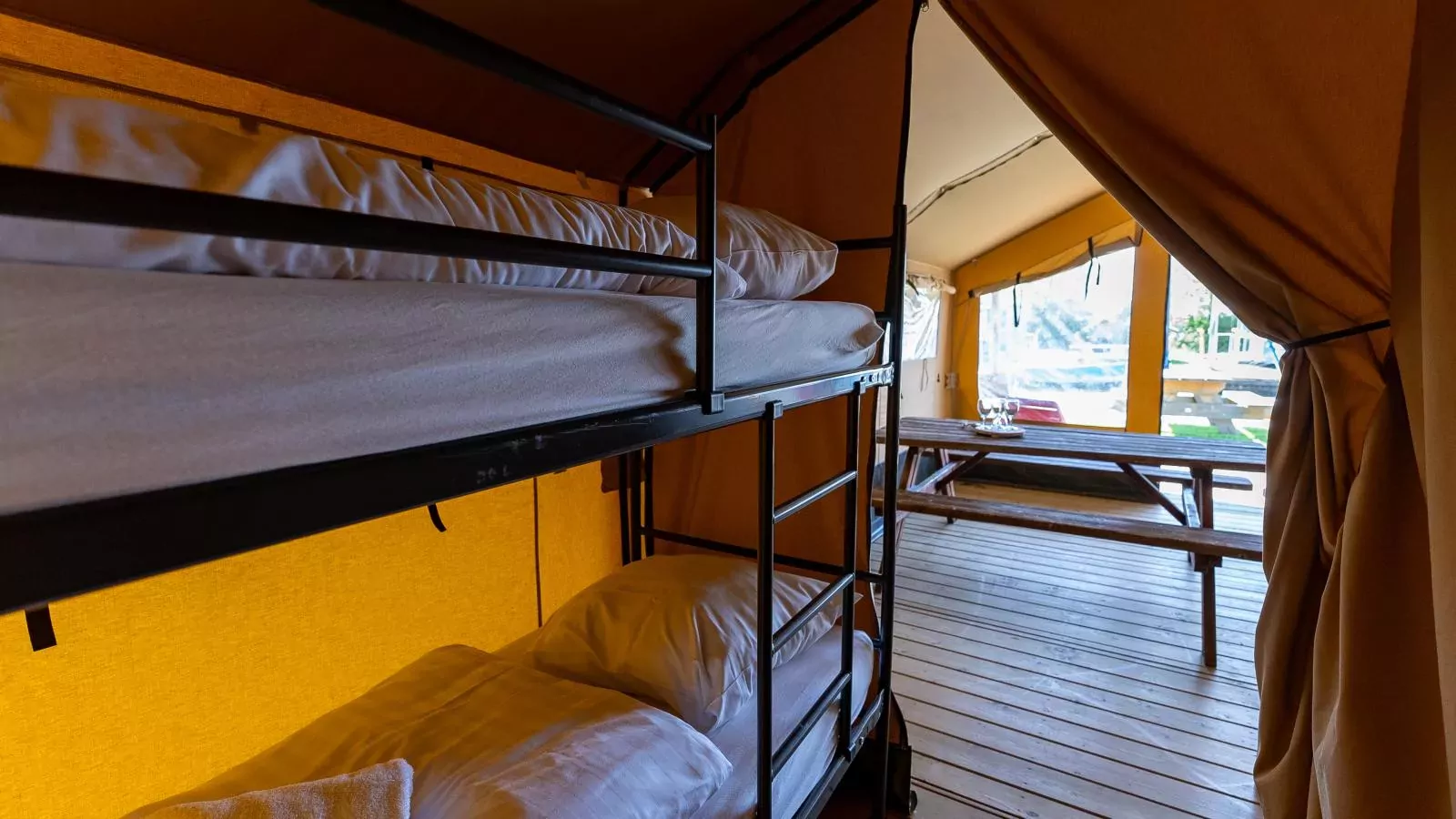Safaritent in Heeg-Bedroom