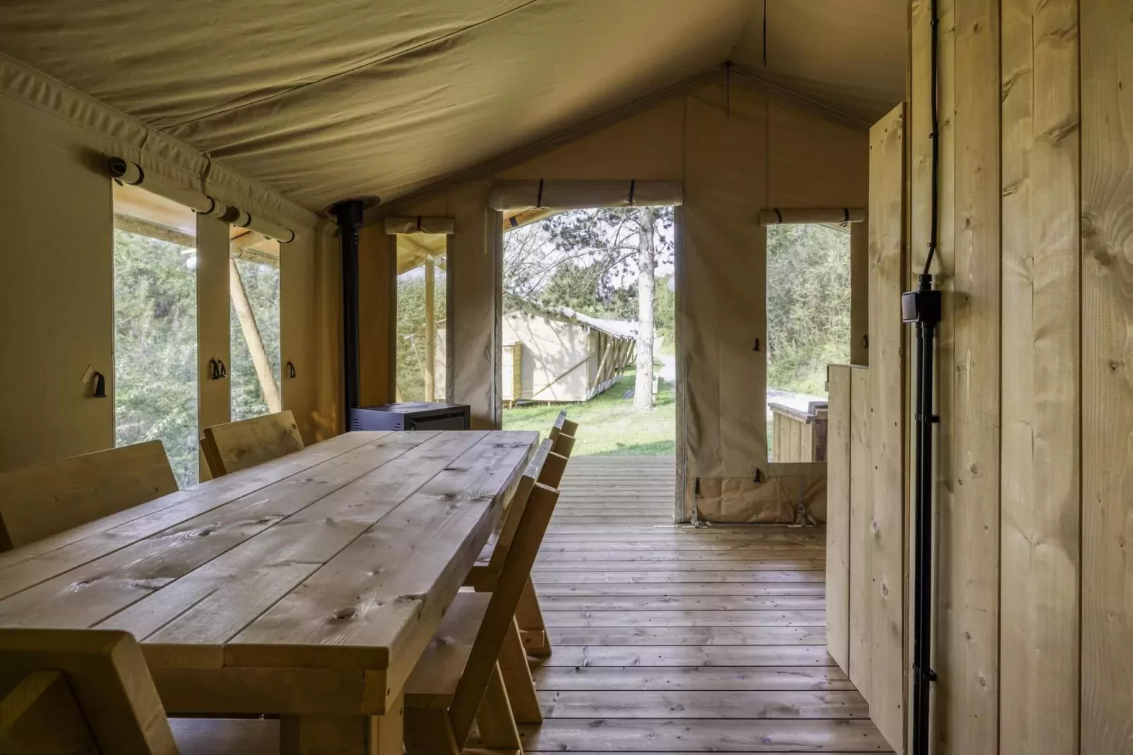 Comet 27 Lodges-Dining room