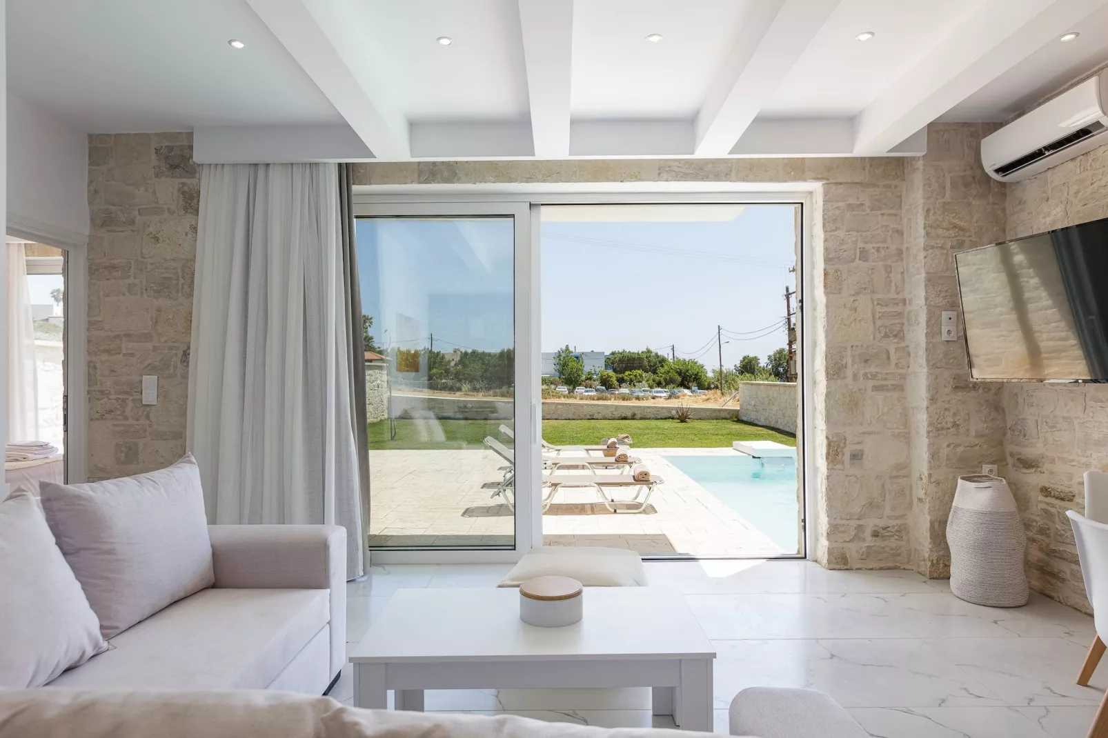 Mythos 1-Salon