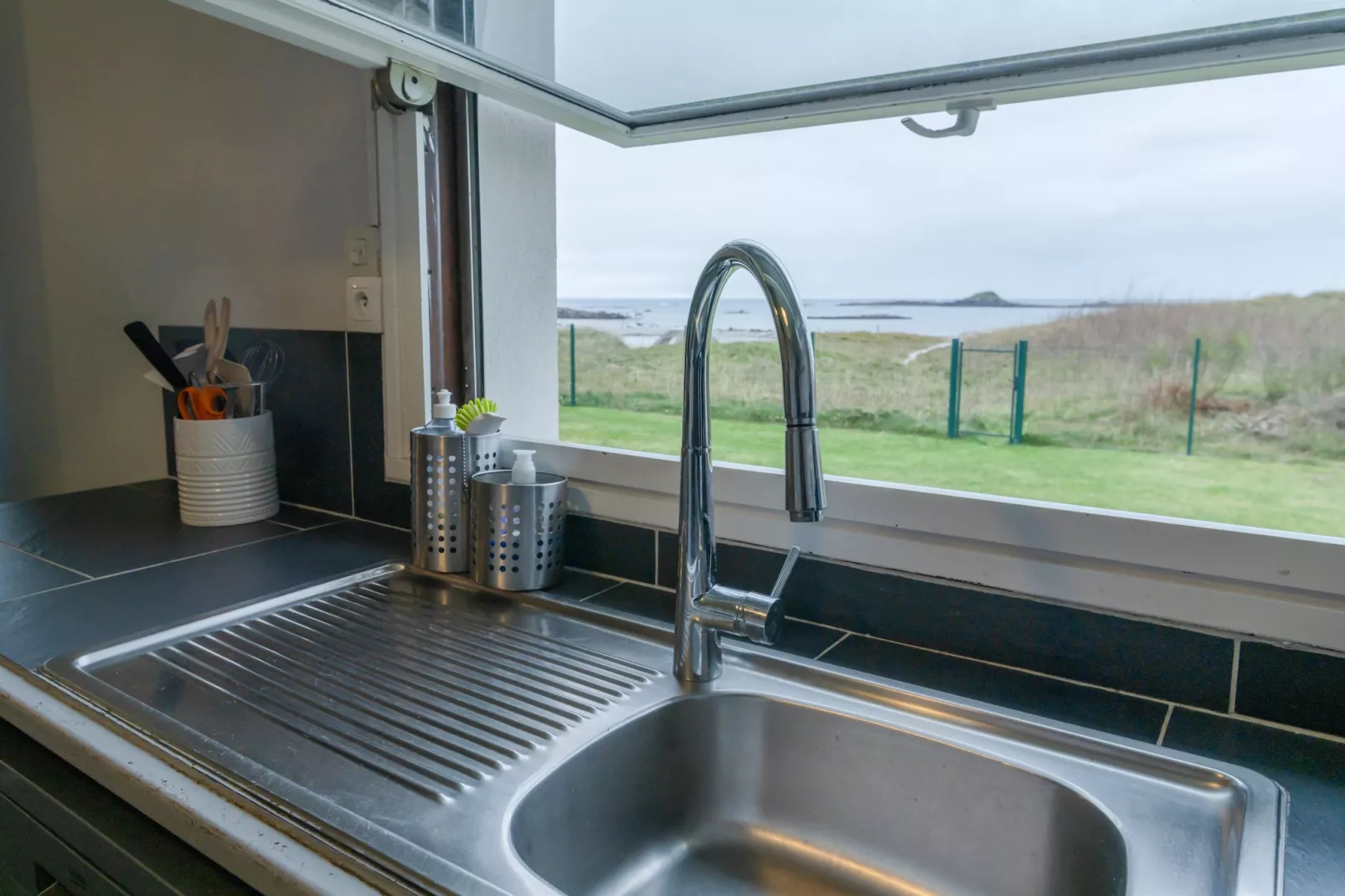 TY DUNES - Portsall-Kitchen