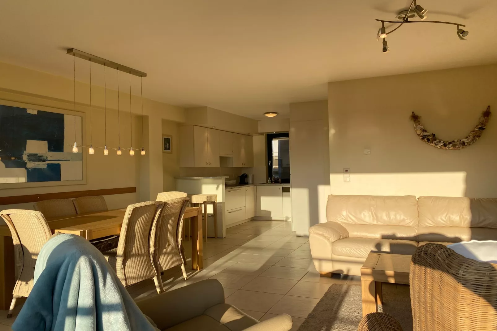ICARUS 0602-Living room