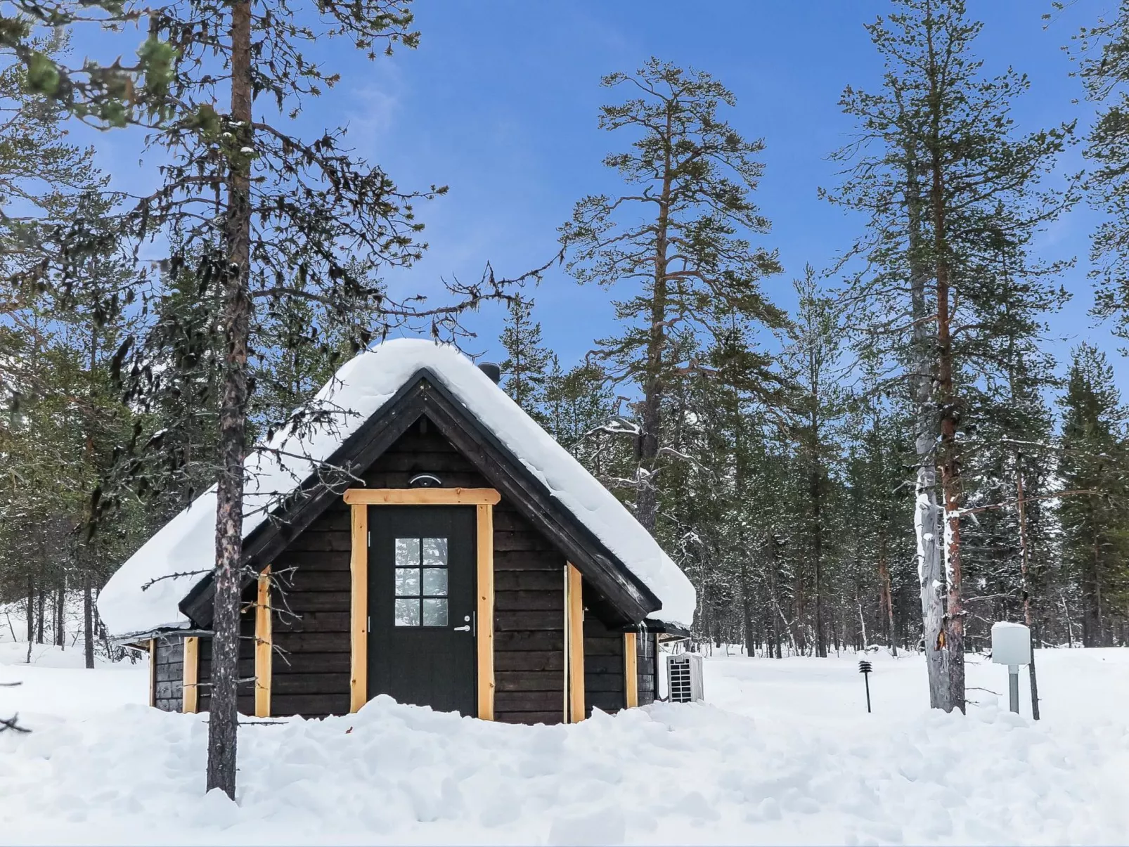 Arctic light hut-Outside