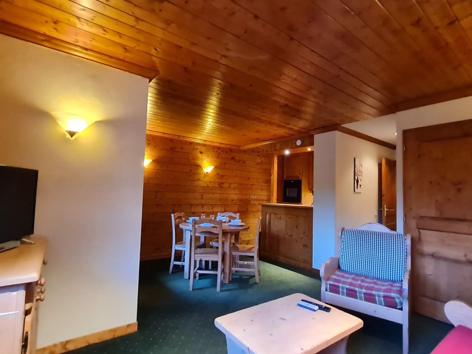Alpina Lodge-Inside