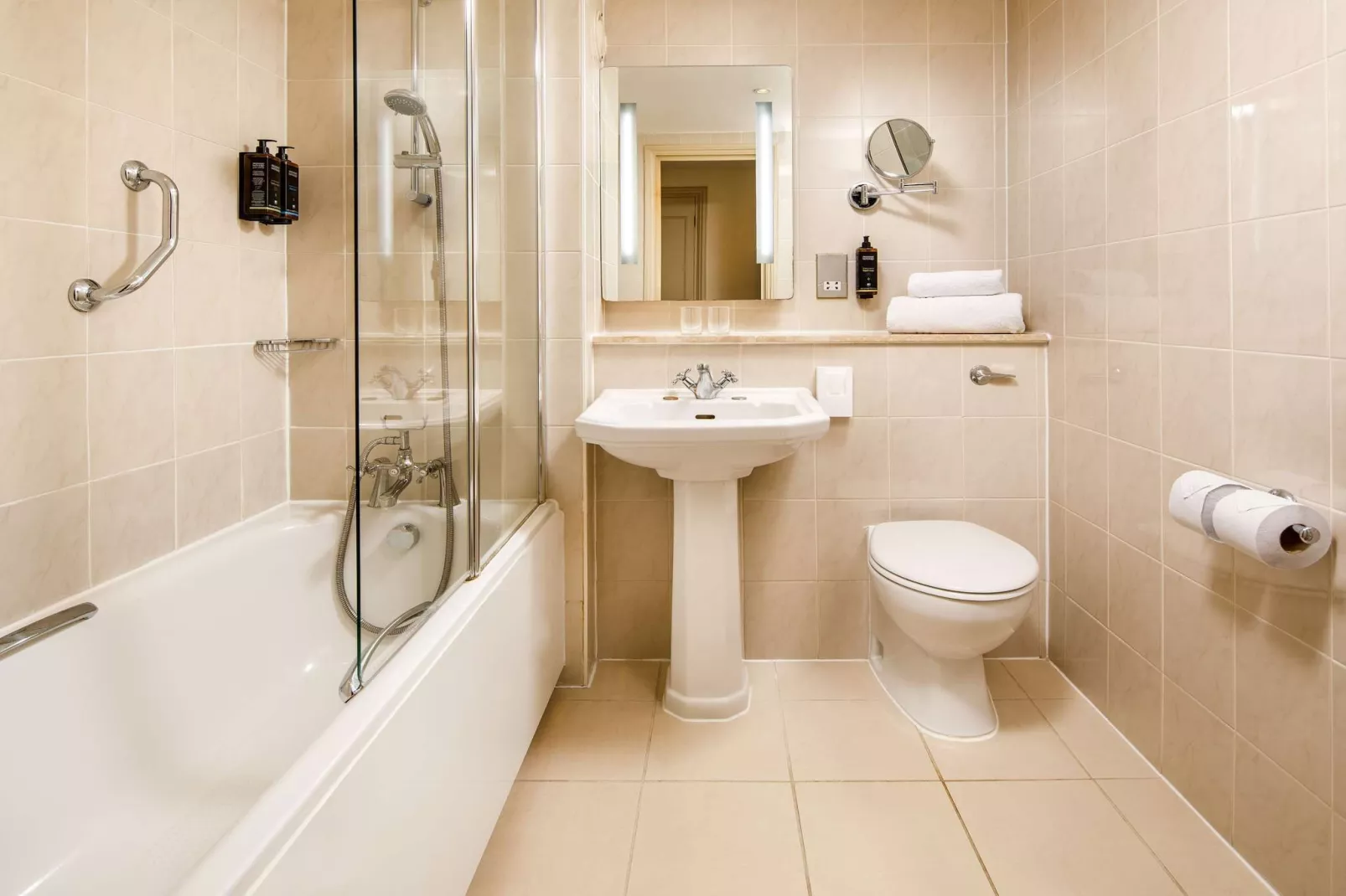 Classic Double River view Staines ex Mercure-Bathroom