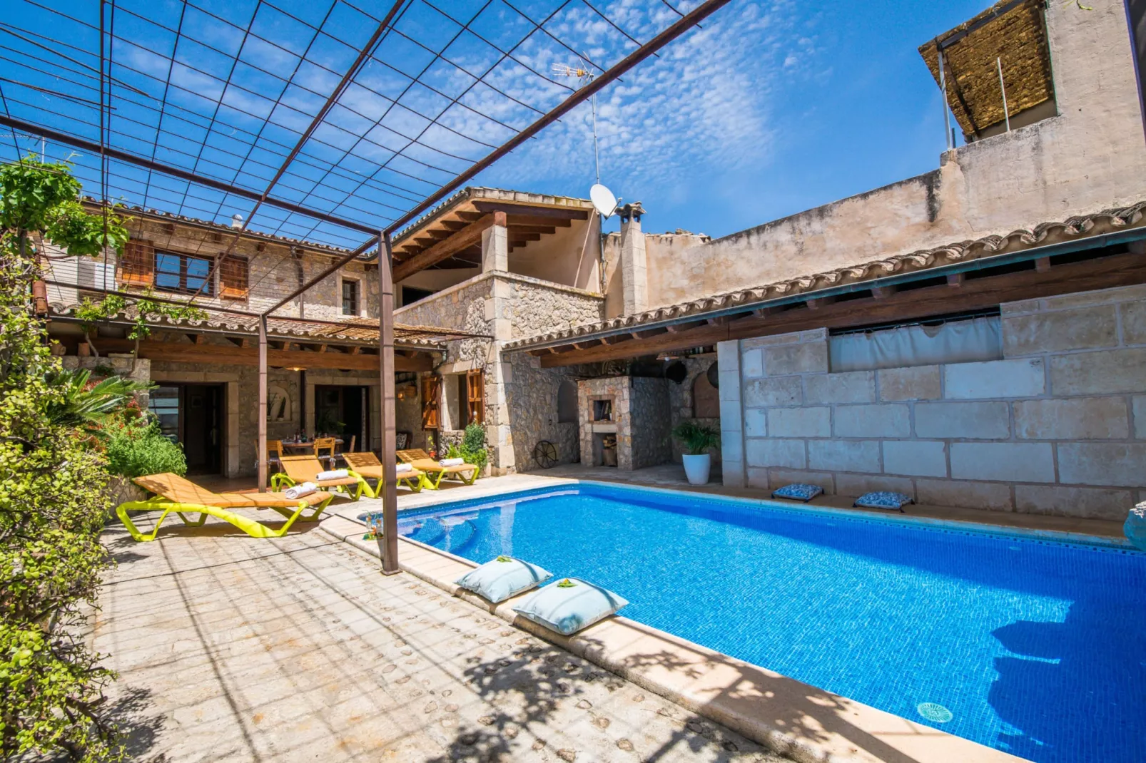 Cal Tio-Exterior summer