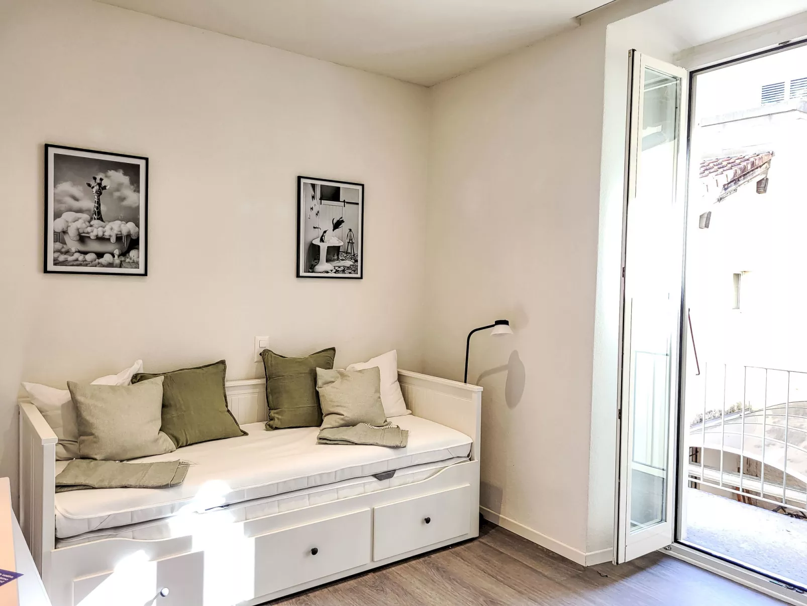 White Locarno Apt.1-Inside