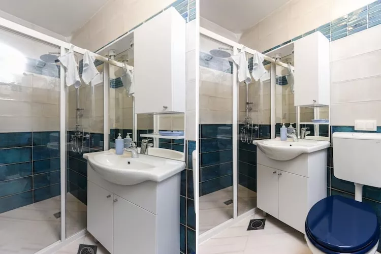Apartment Saulan - One-Bedroom Apartment-Bathroom