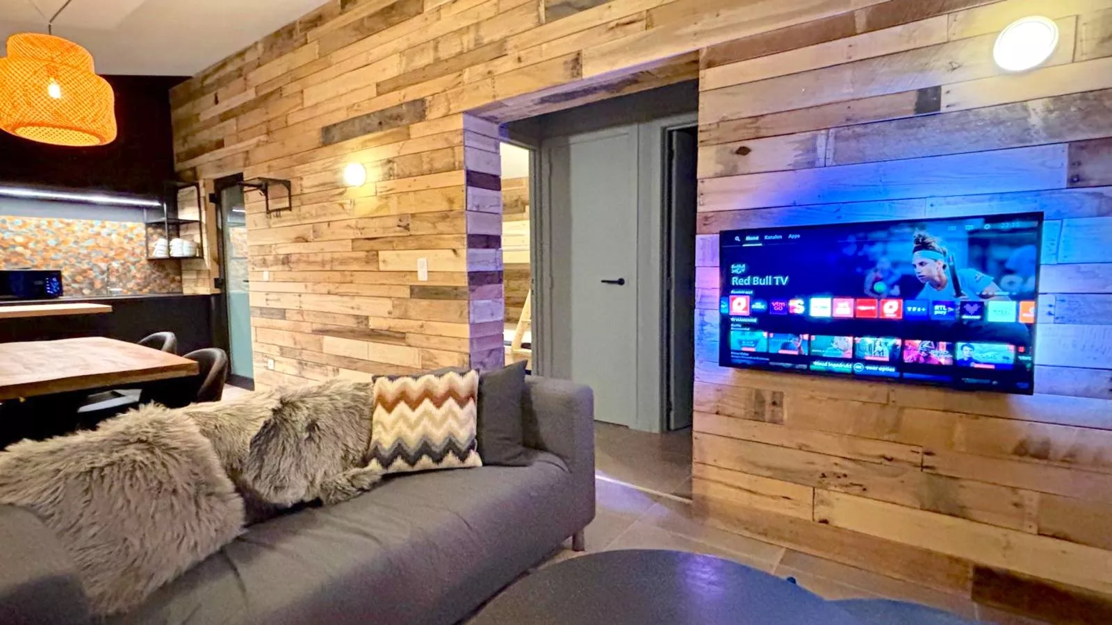 Cabin 22-Living room