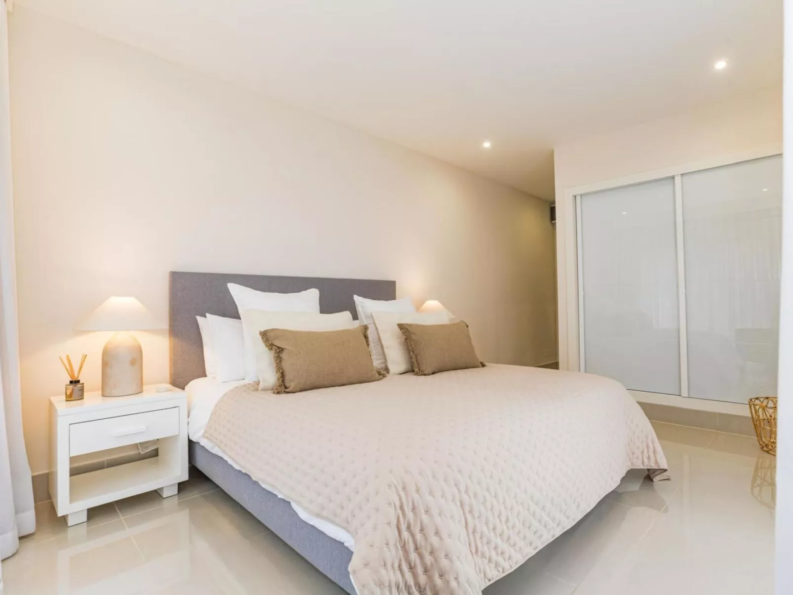 Pine Hills Reva Santuary Modern Elegance-Inside
