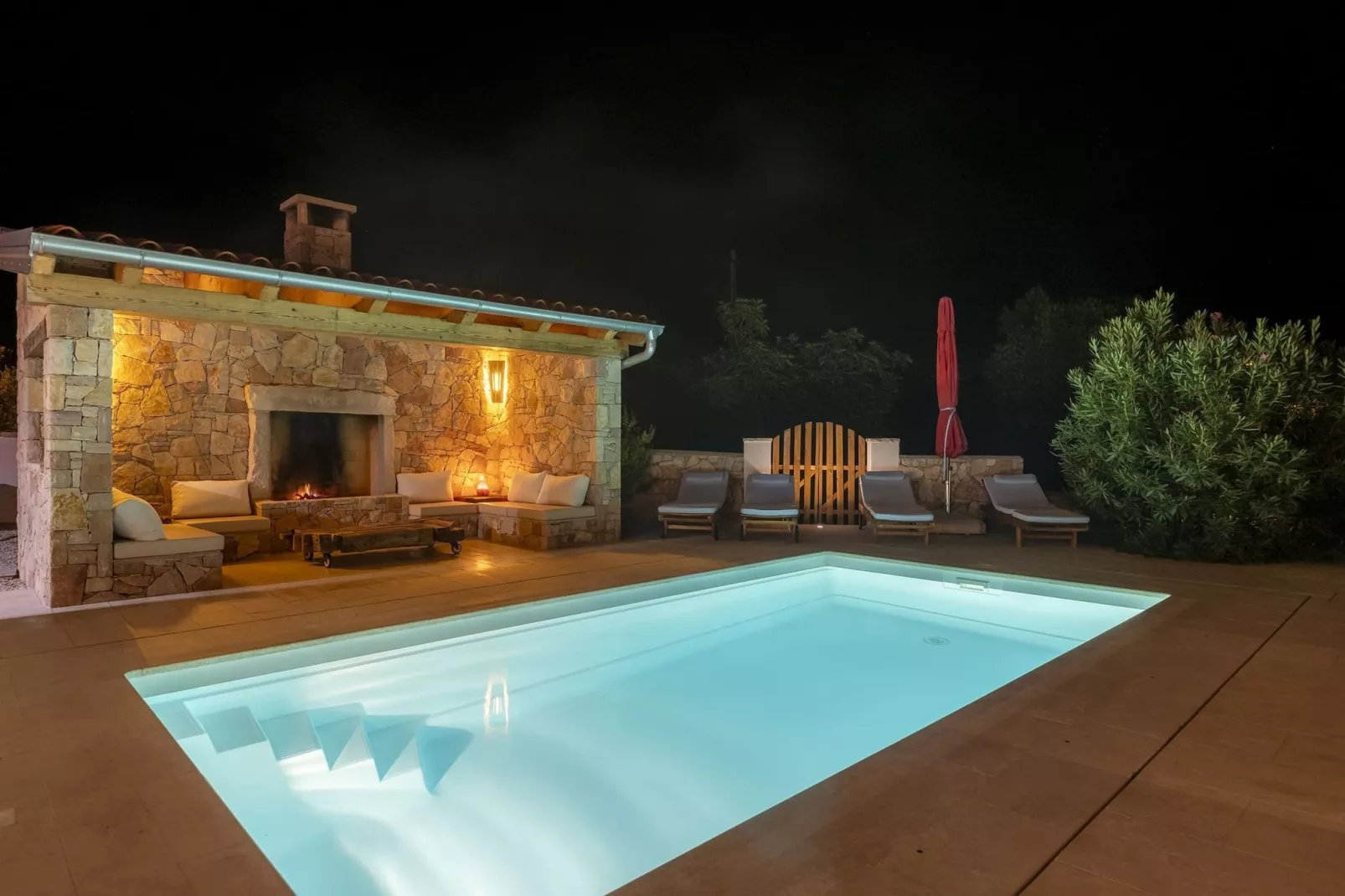 Red House Trget - Your Private Wellness-Schwimmbad
