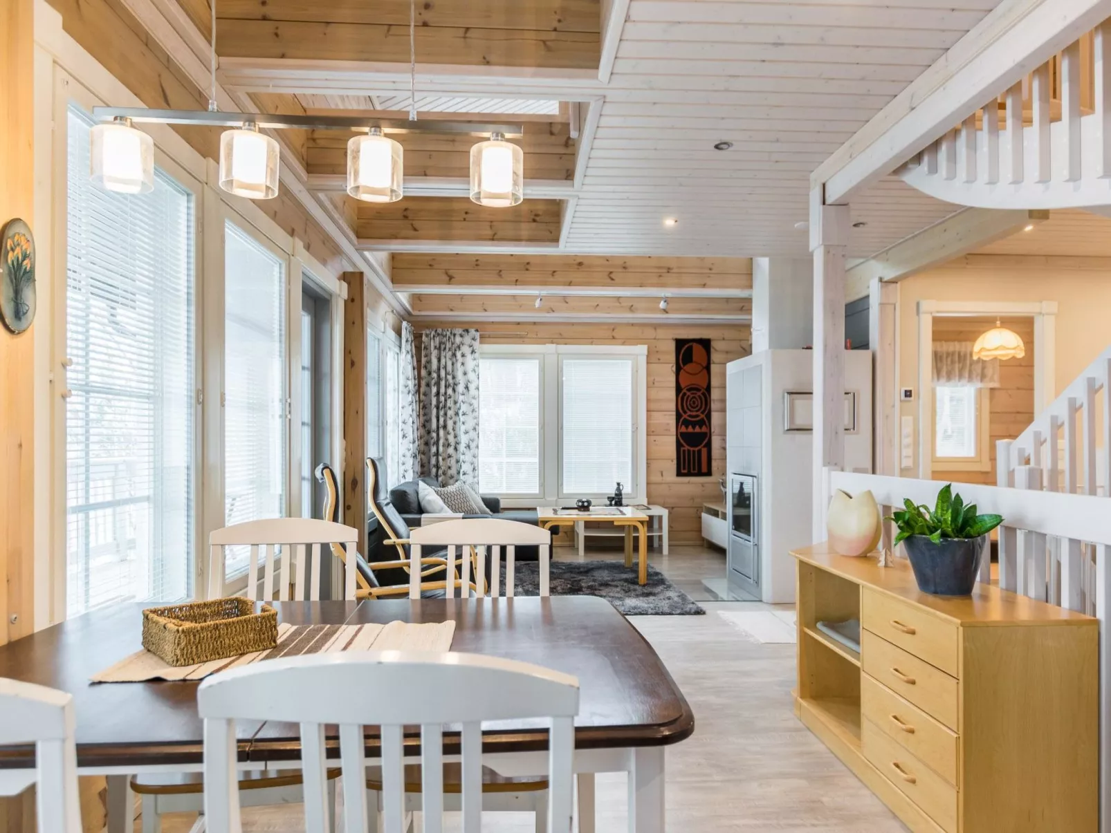 Villa iloinen-Inside