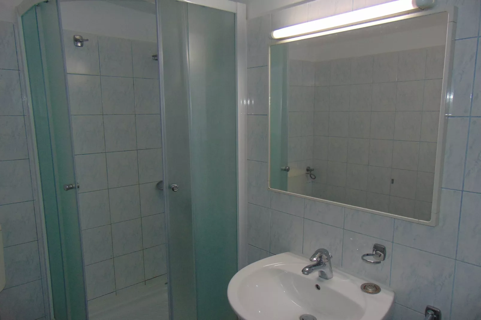 Apartments Elelu - One-Bedroom Apartment with Terrace-Badezimmer