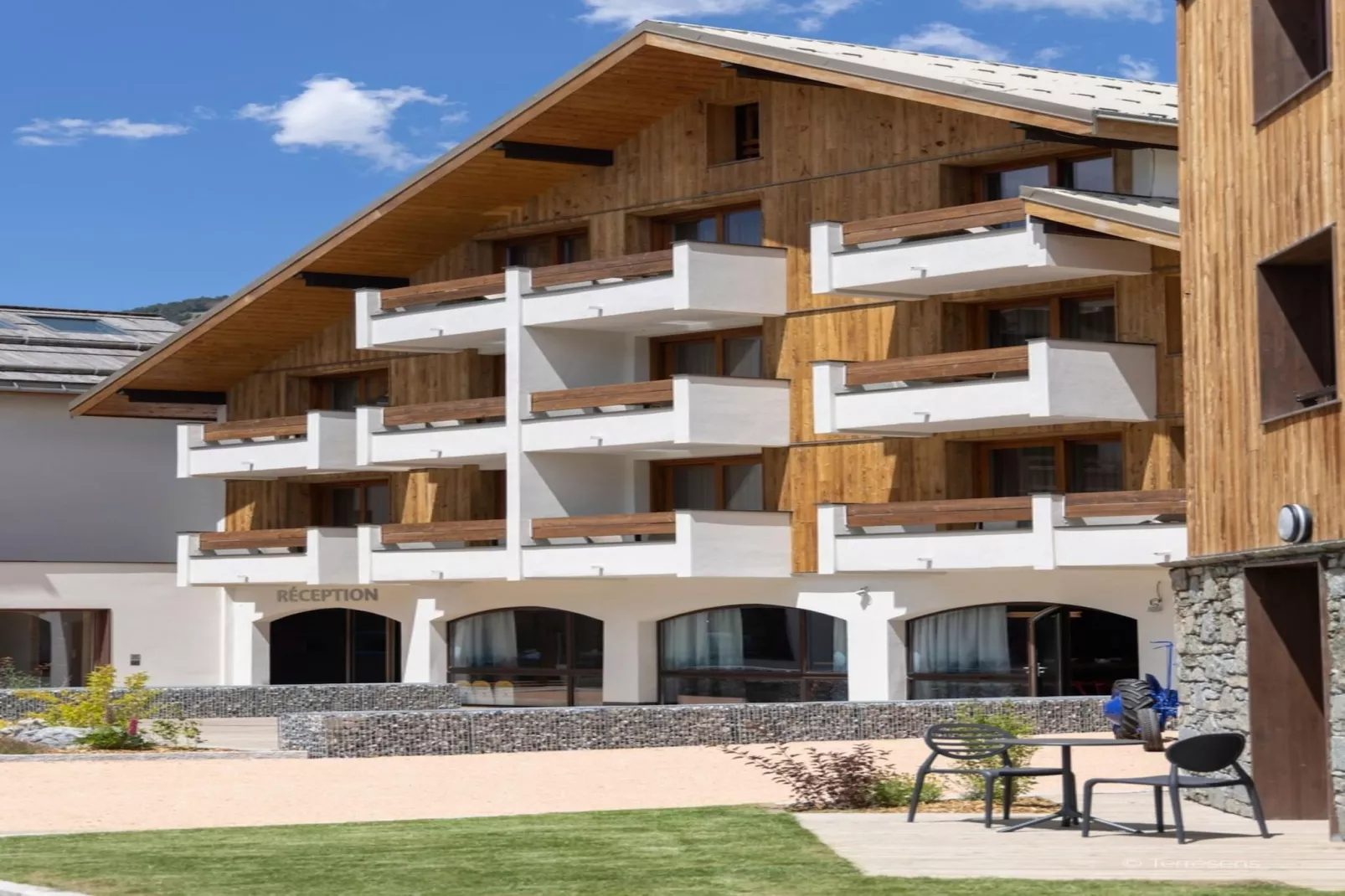 Le Cristal Lodge-RD2P-Exterior summer