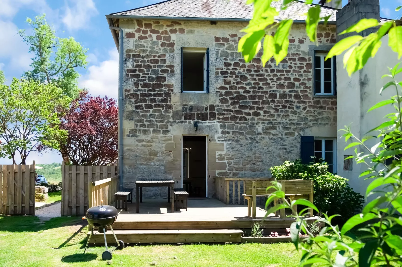 Maison de charme avec piscine à Coubejours-Exterior summer