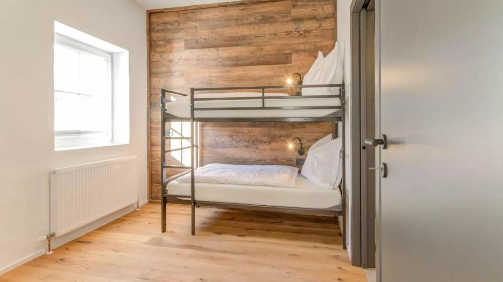 Leni Top 1-Bedroom