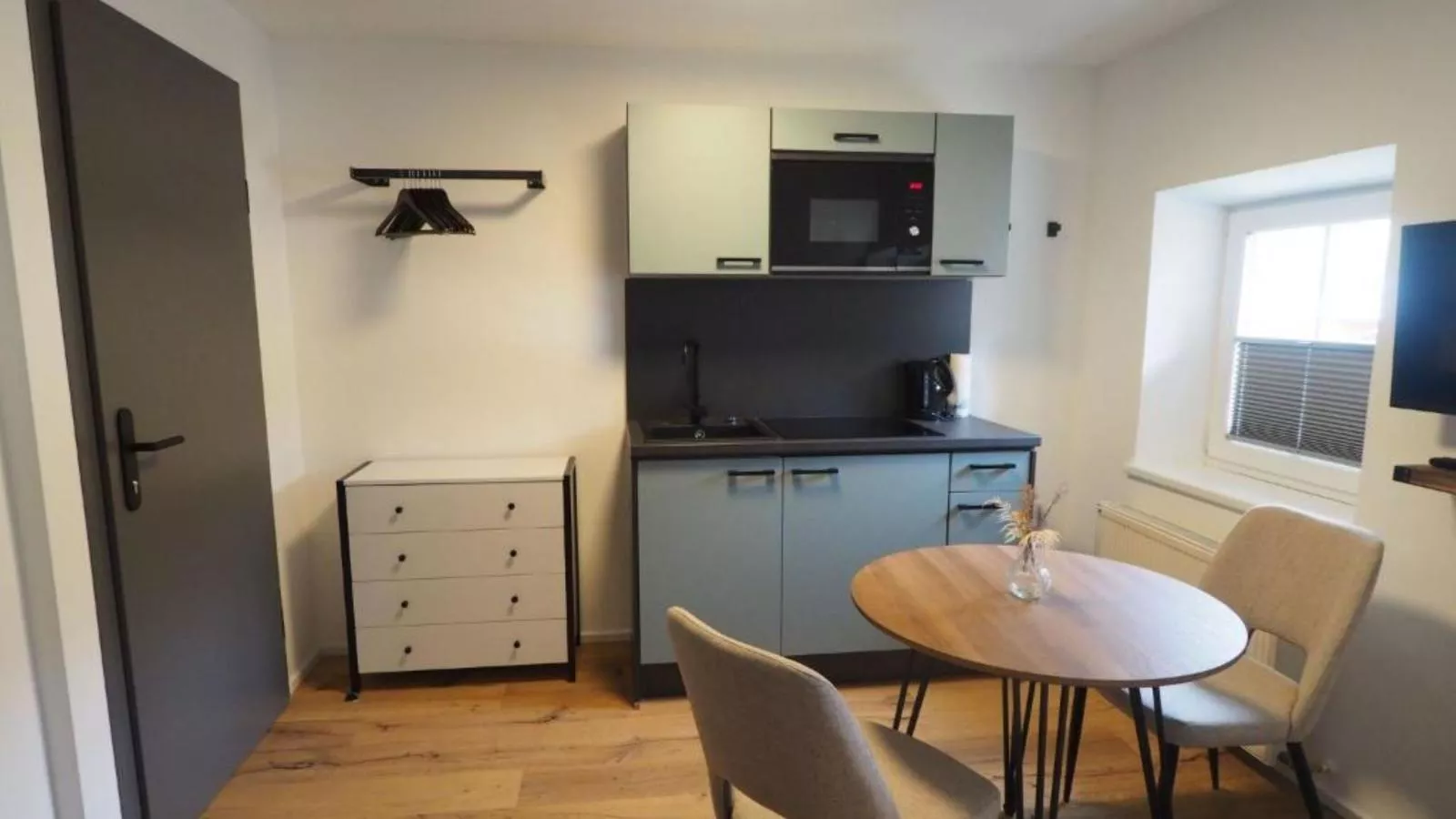 Leni Top 4-Dining room