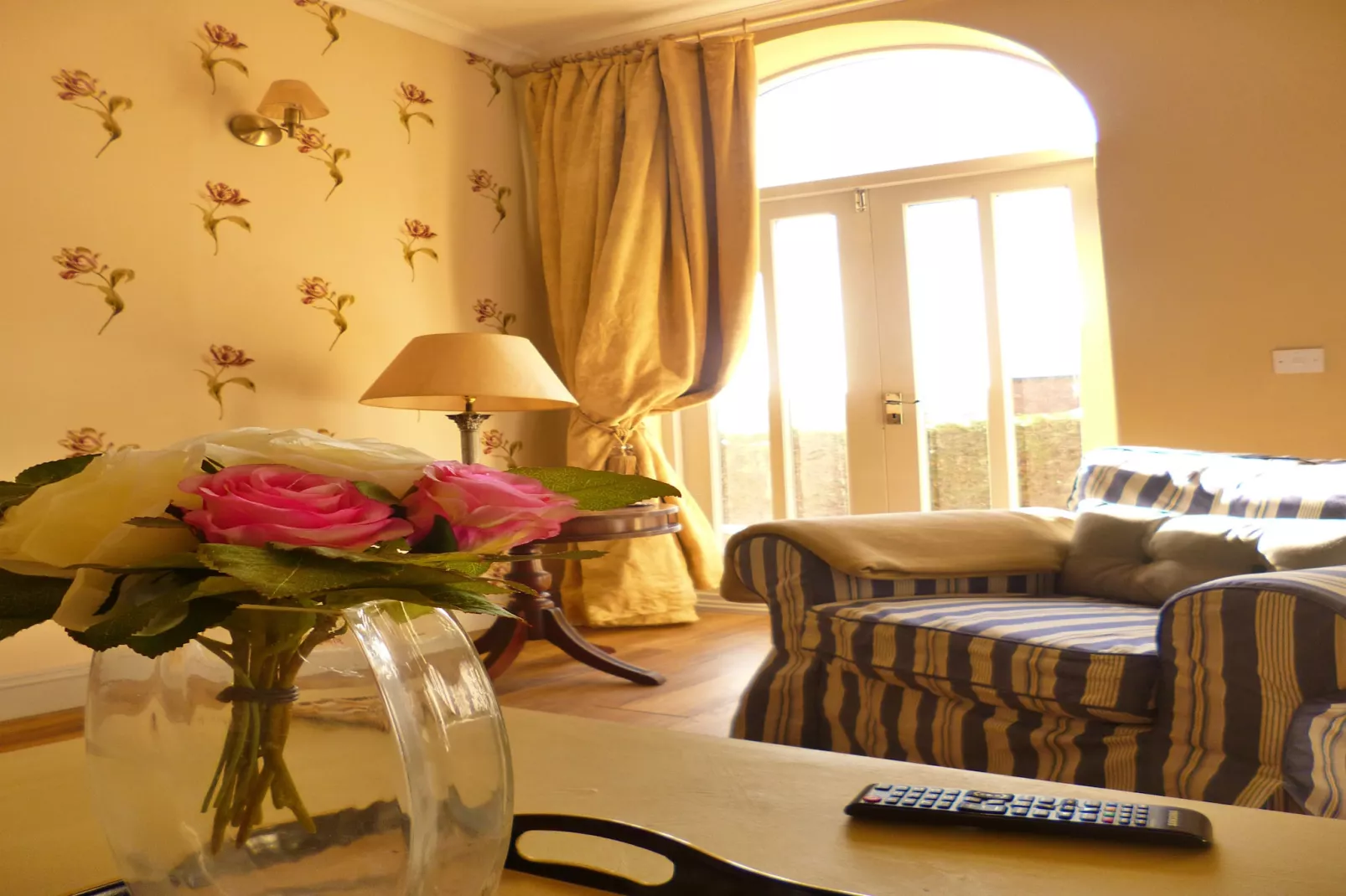 No.2 Meynell Mews-Living room