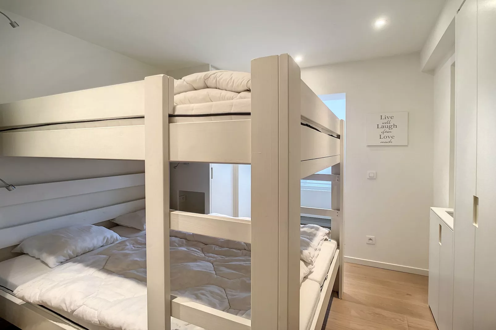 Beautiful Sunshine 31-Bedroom