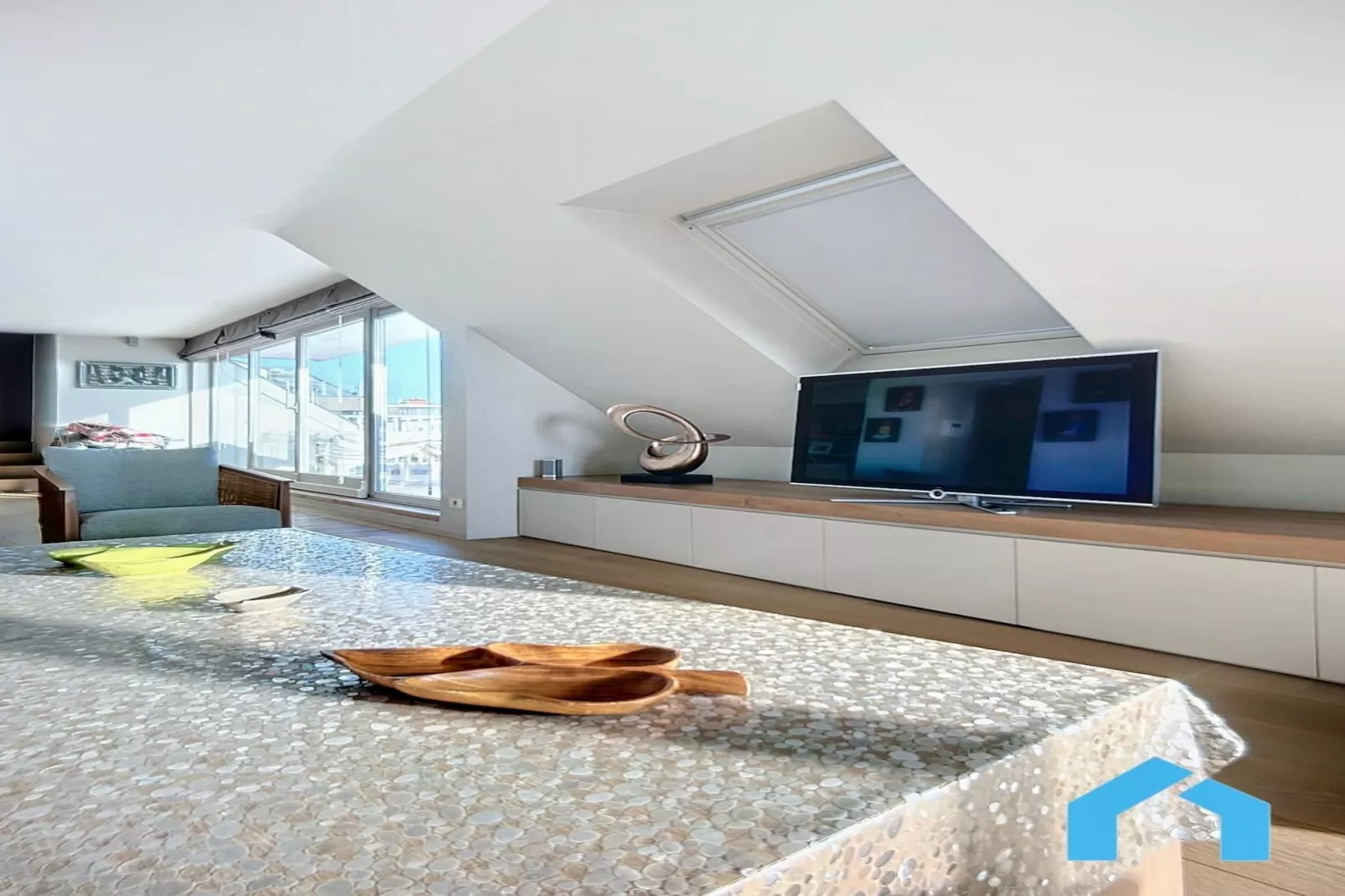 Seals 52-Dining room