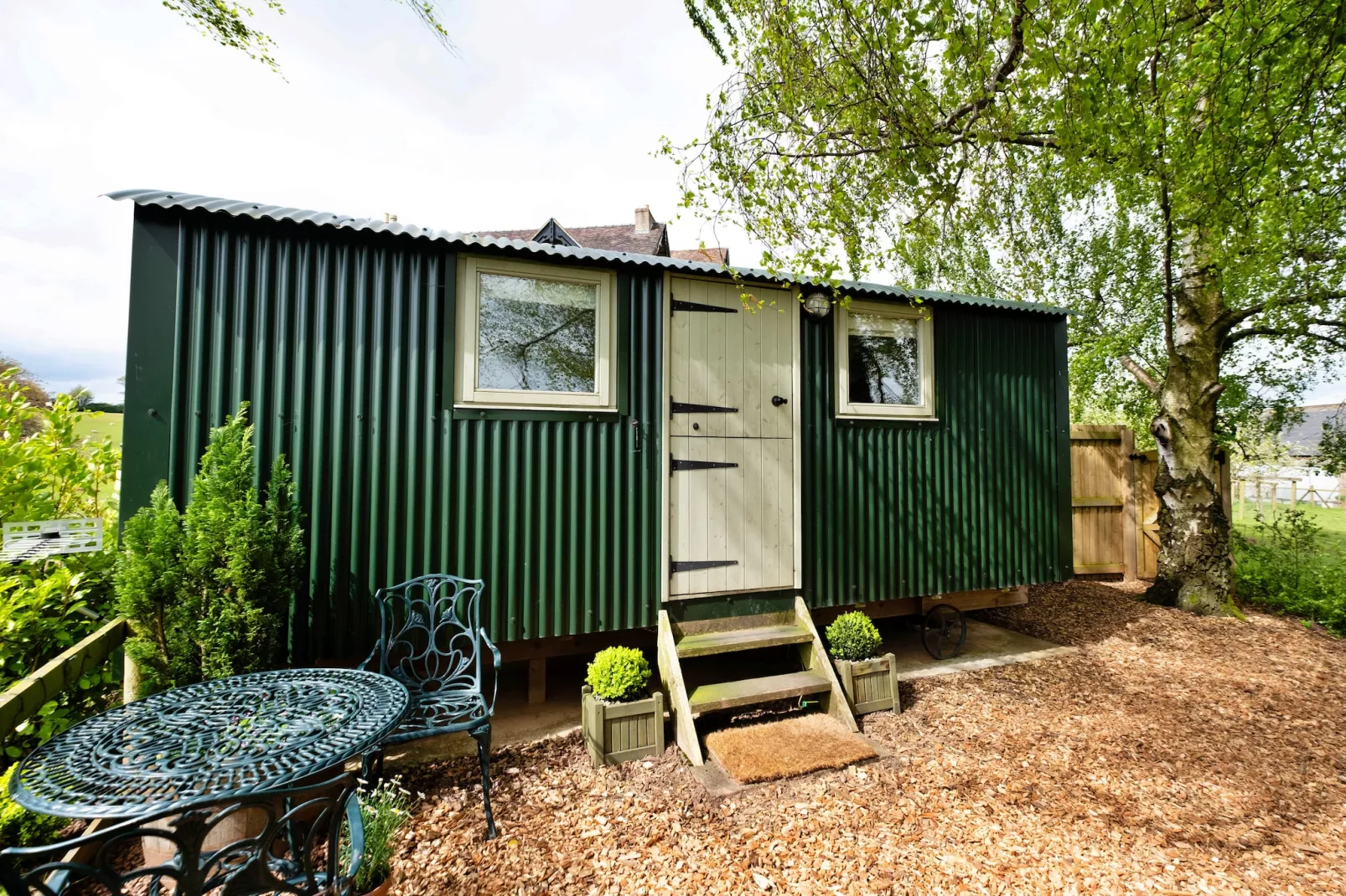 Hay and Hedgerow Glamping-Exterior summer