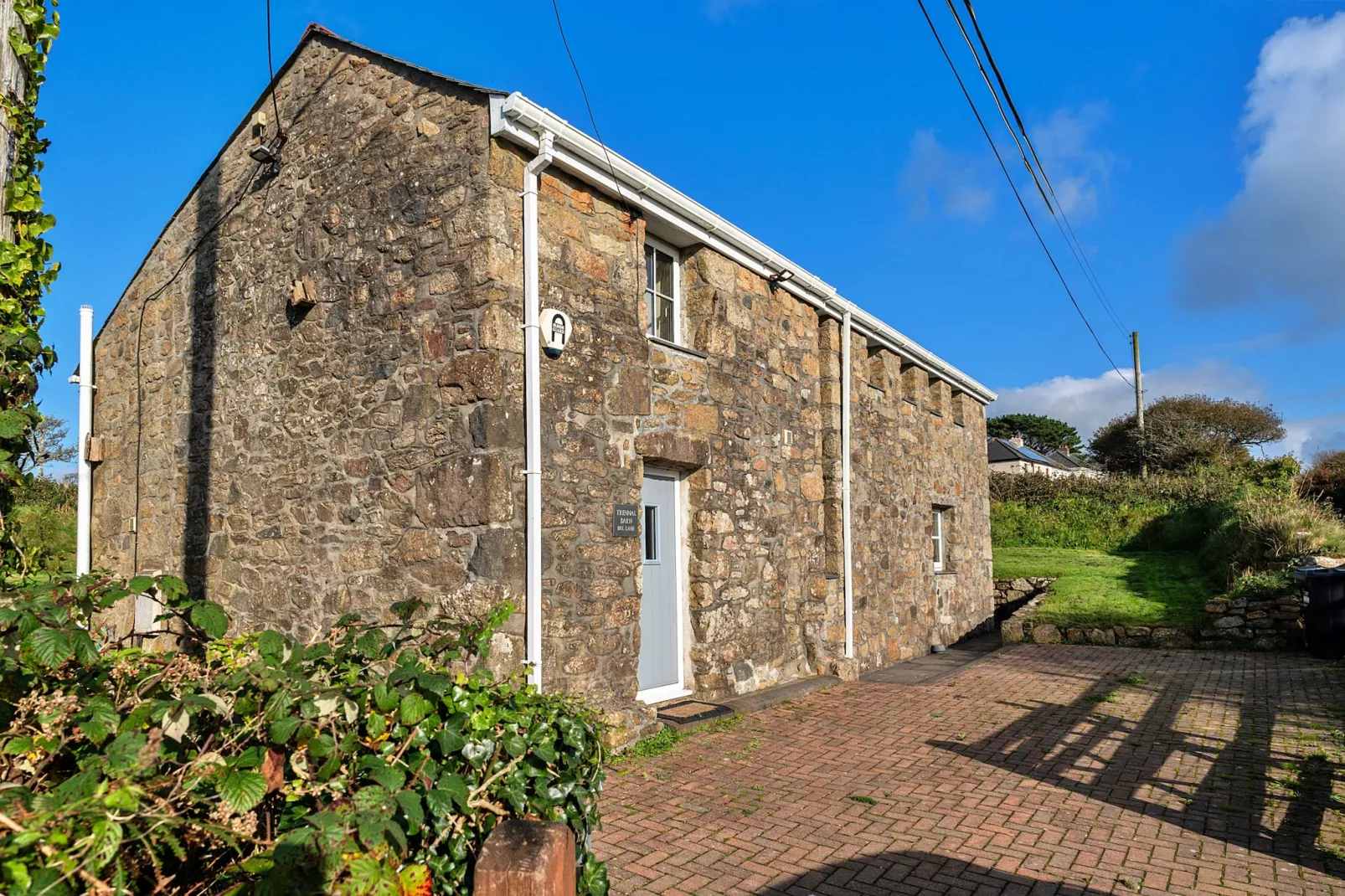 Trennal Barn-Exterior summer