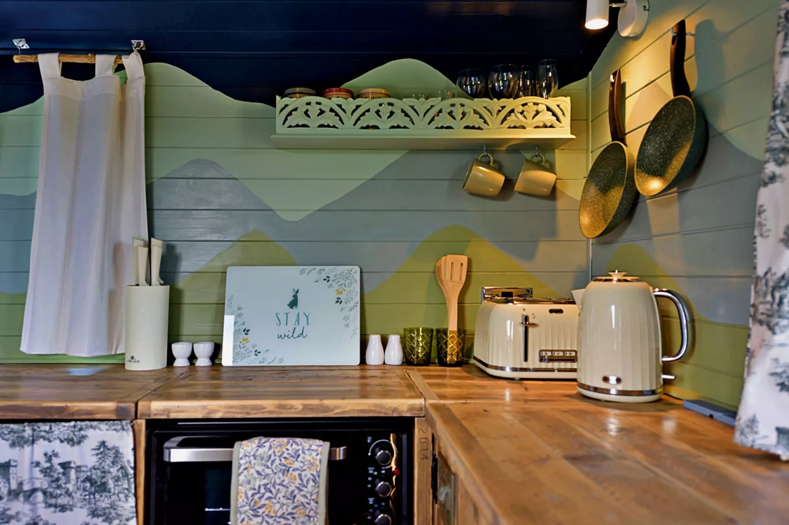 'Angharad' Poachers Hut-Kitchen