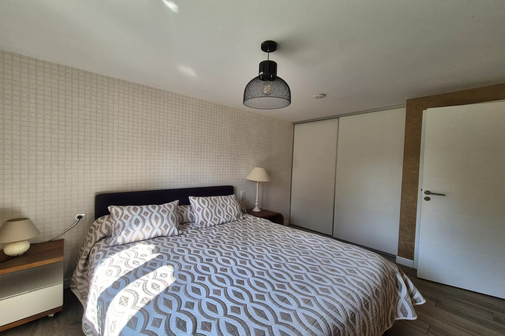 Joli rez-de-jardin avec terrasse sud plage 800 m-Bedroom