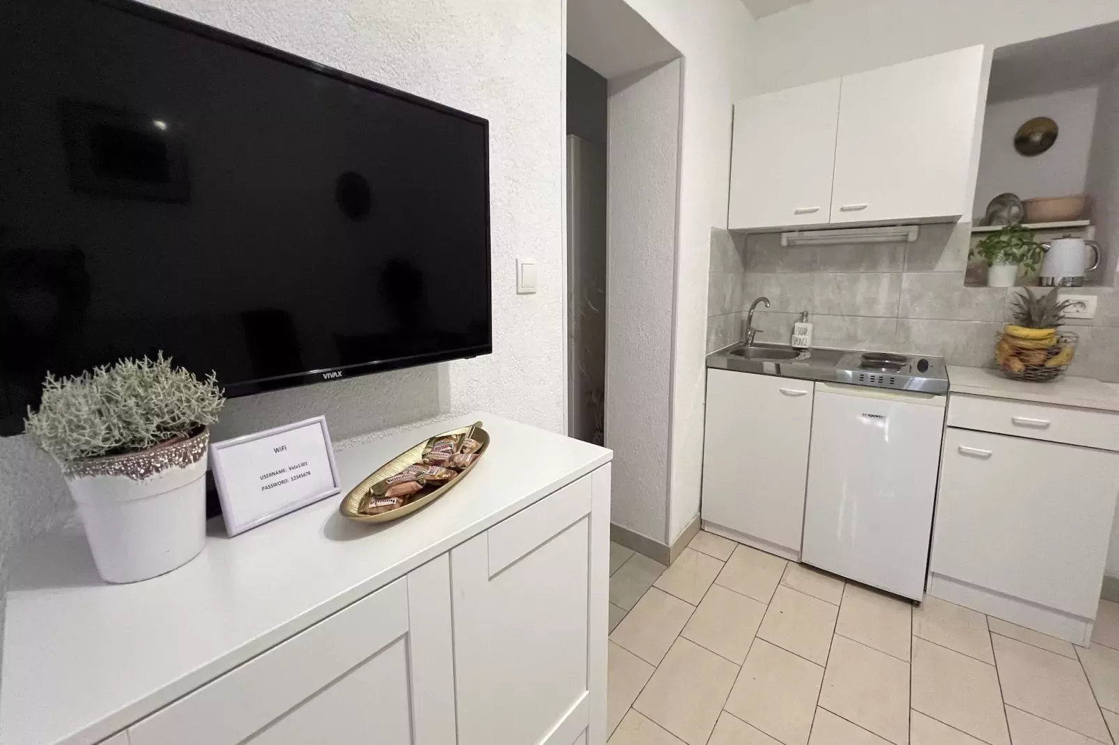 Apartmani Vela Makarska - Studio With Garden View-Living room
