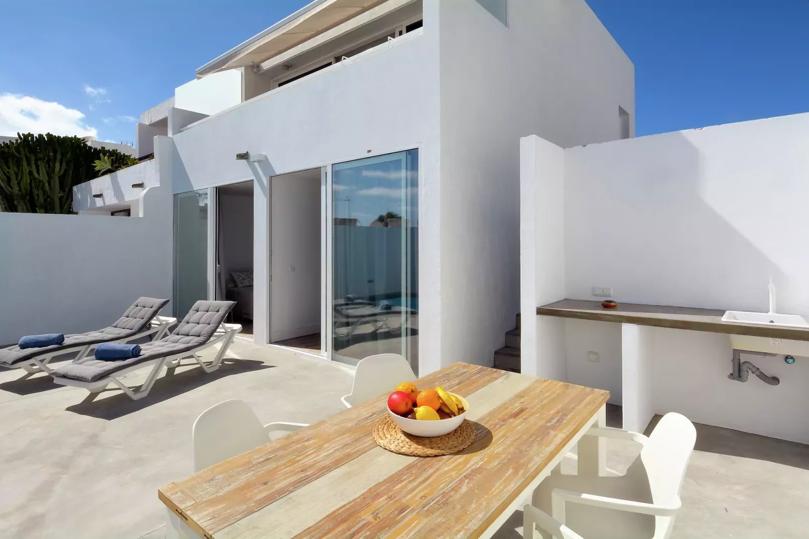 Villa Sunrise-Terrace balcony
