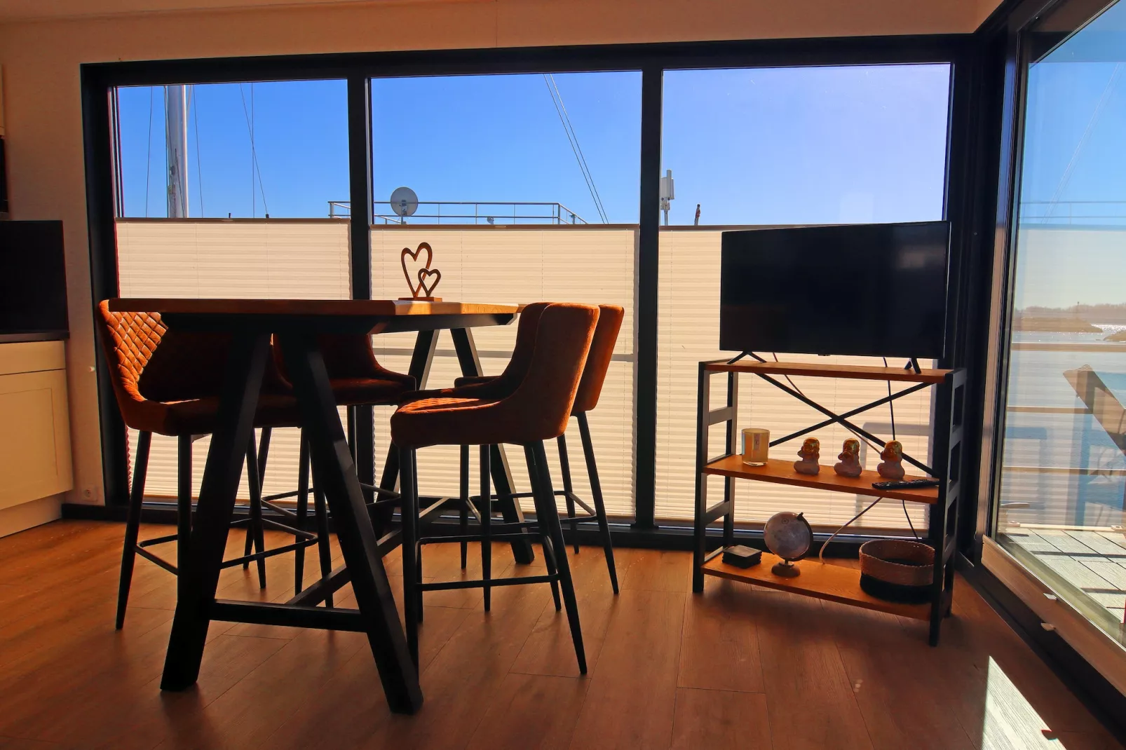 Hausboot Family & Friends mit Hund LP 10 / 1-2 Personen-Dining room