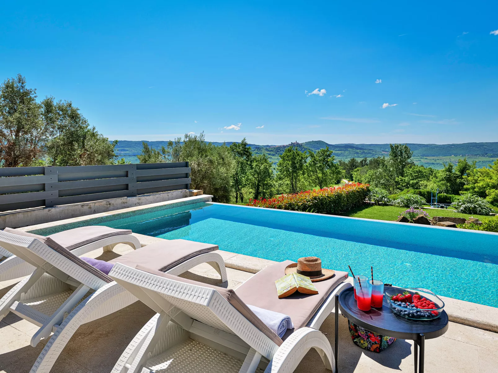 Villa Over the Hilltop-Draußen