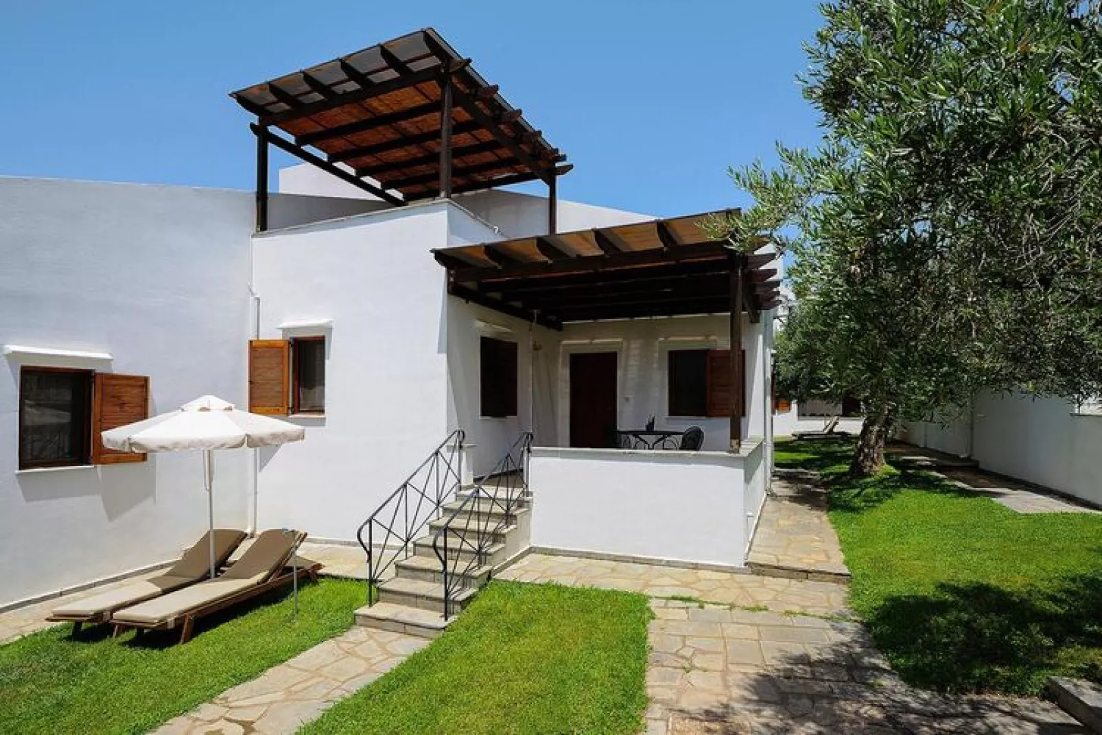 Holiday homes Trikorfo Beach, Gerakini-Panorama Senior, pax 2-6-Jardin d'été